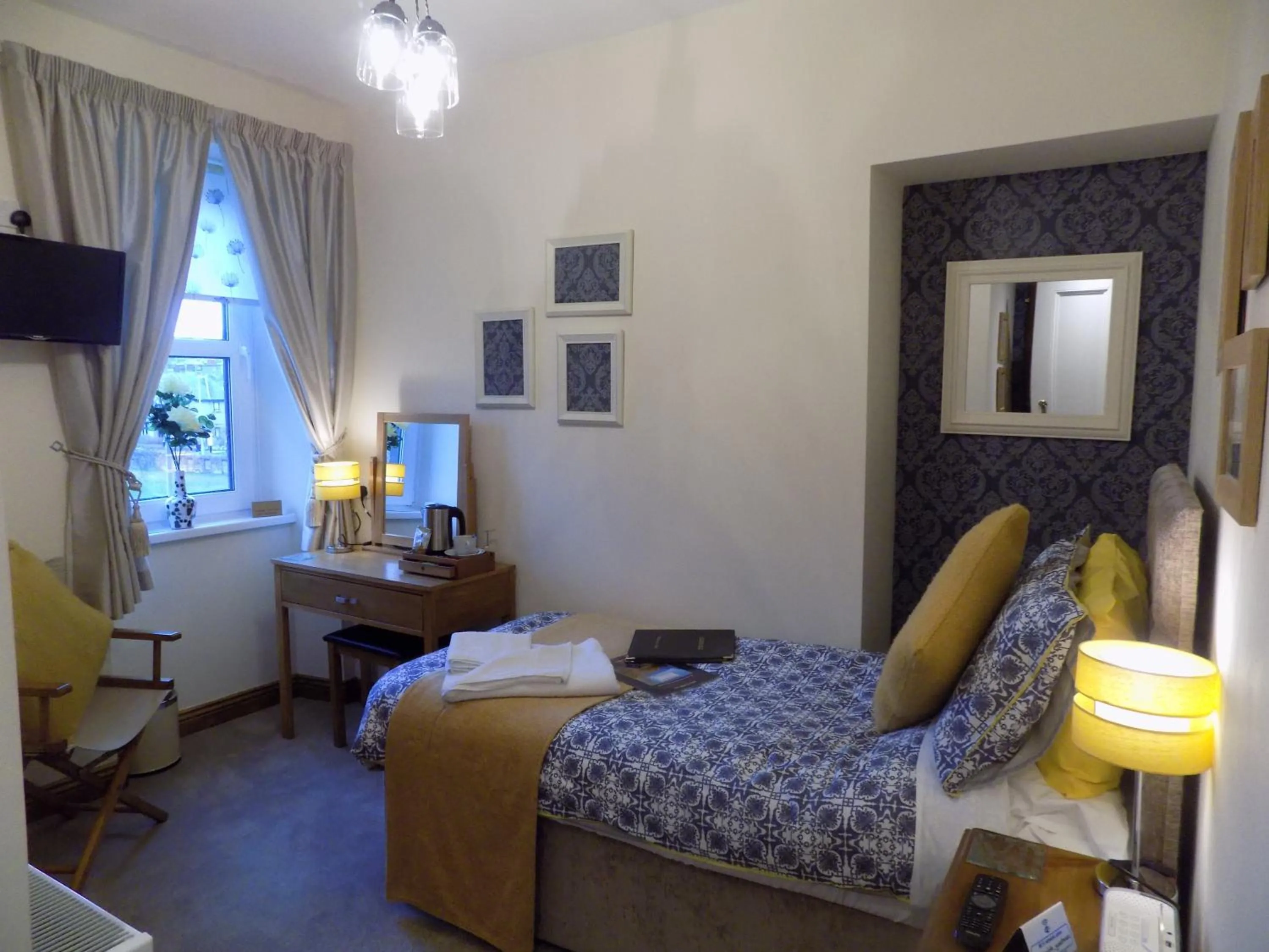 Bed in Glendale Guest House
