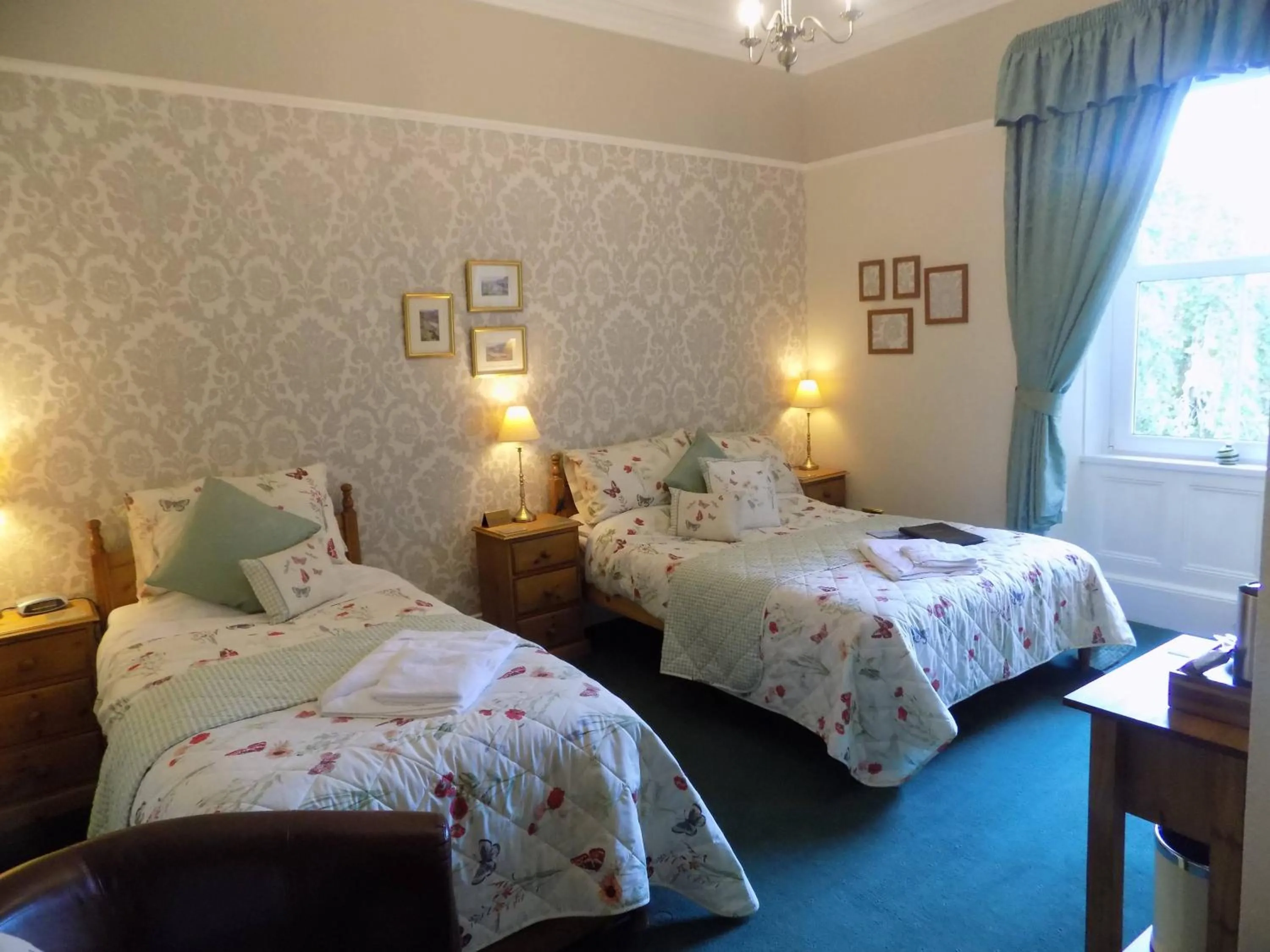 Photo of the whole room, Bed in Glendale Guest House