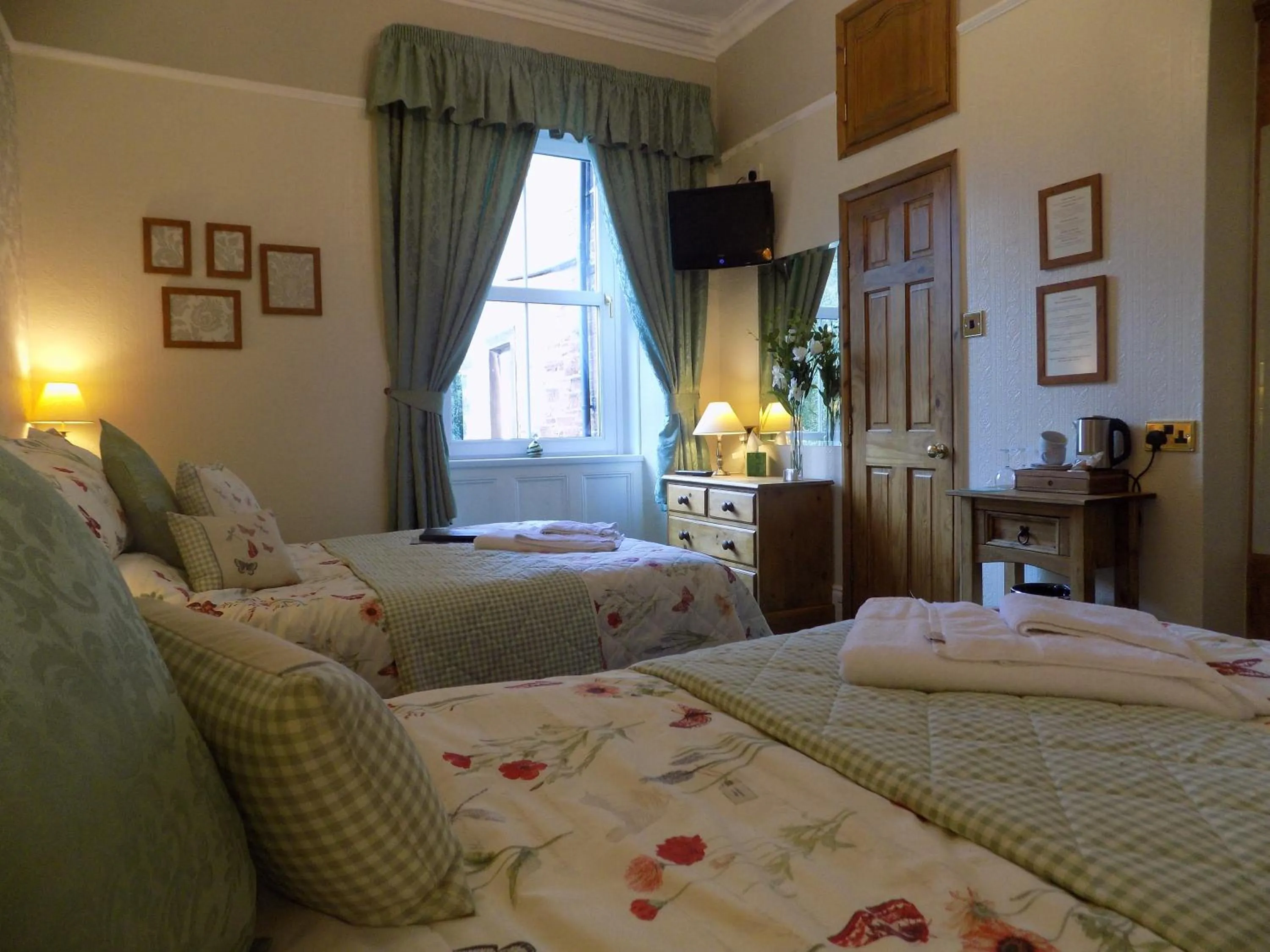 Photo of the whole room, Bed in Glendale Guest House