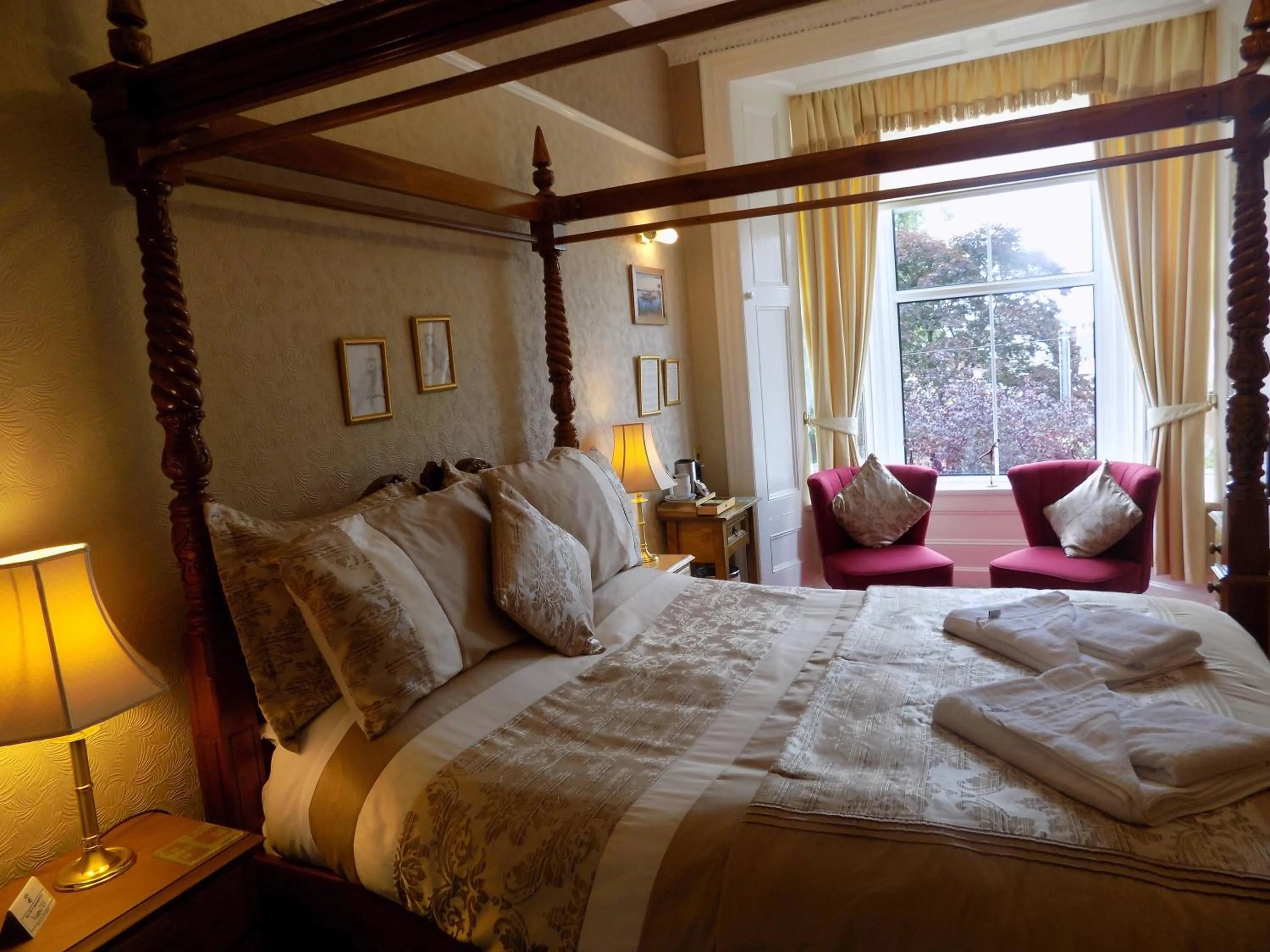 Bedroom, Bed in Glendale Guest House