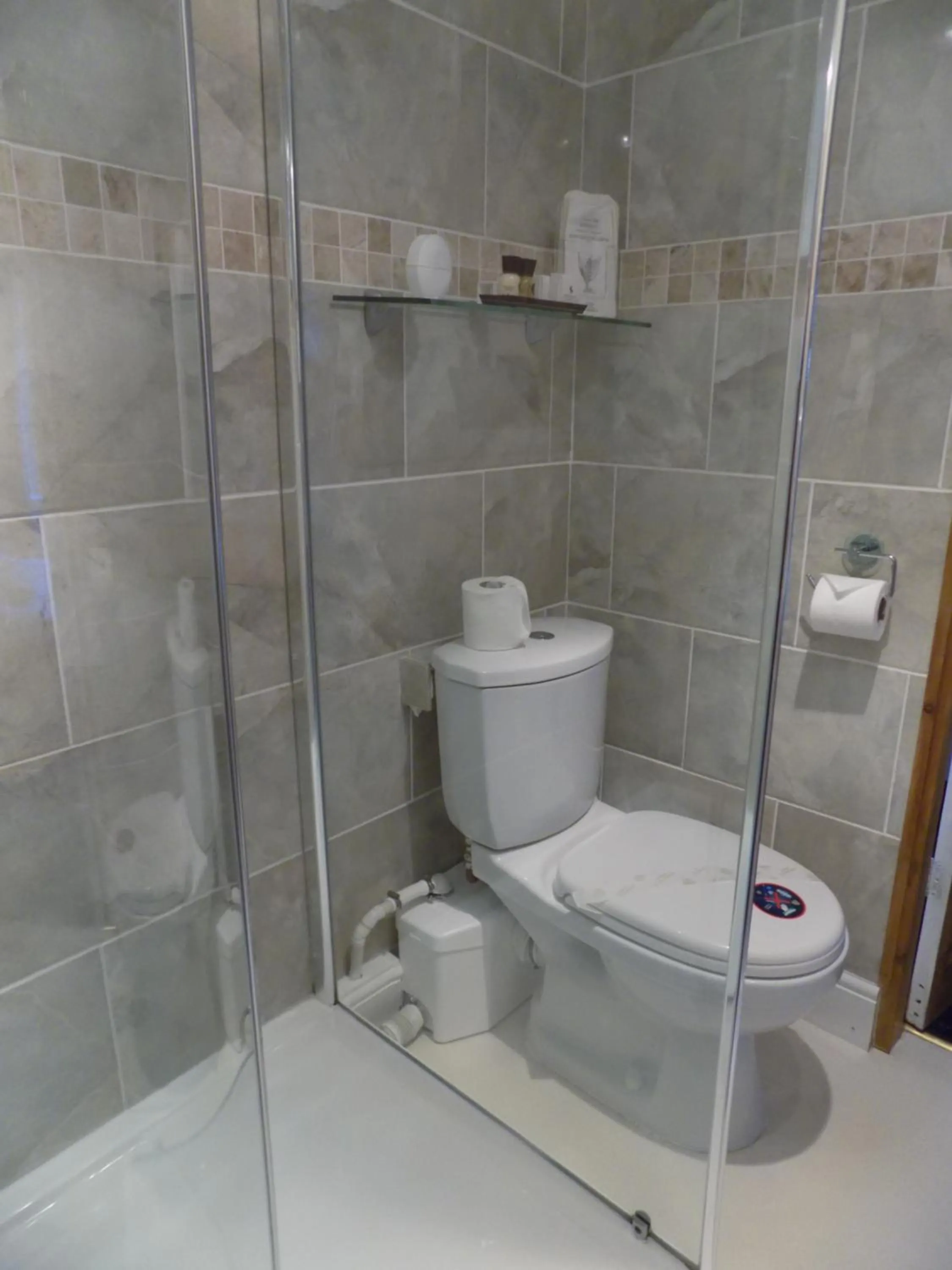 Shower in Glendale Guest House
