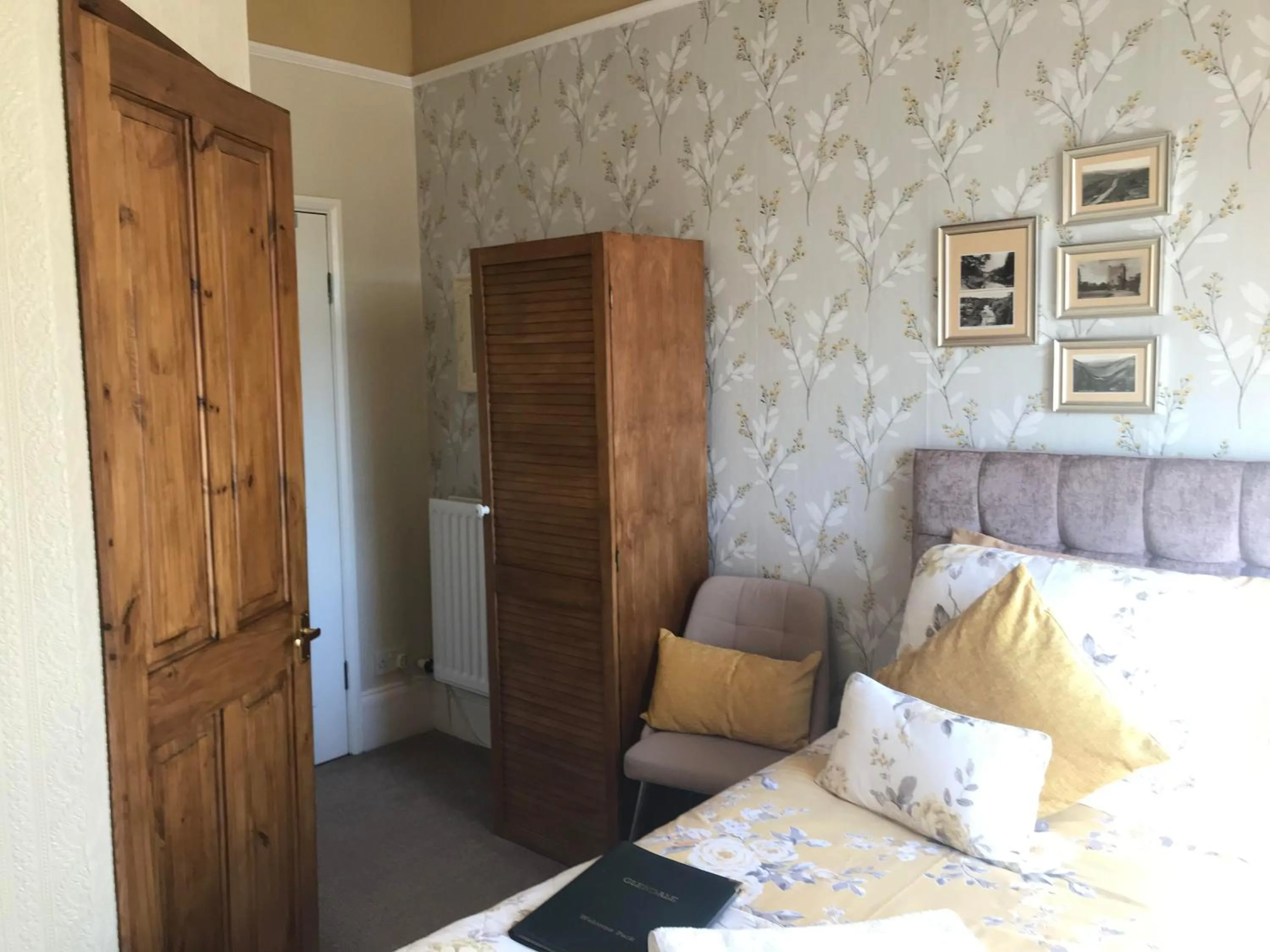 Bedroom, Bed in Glendale Guest House