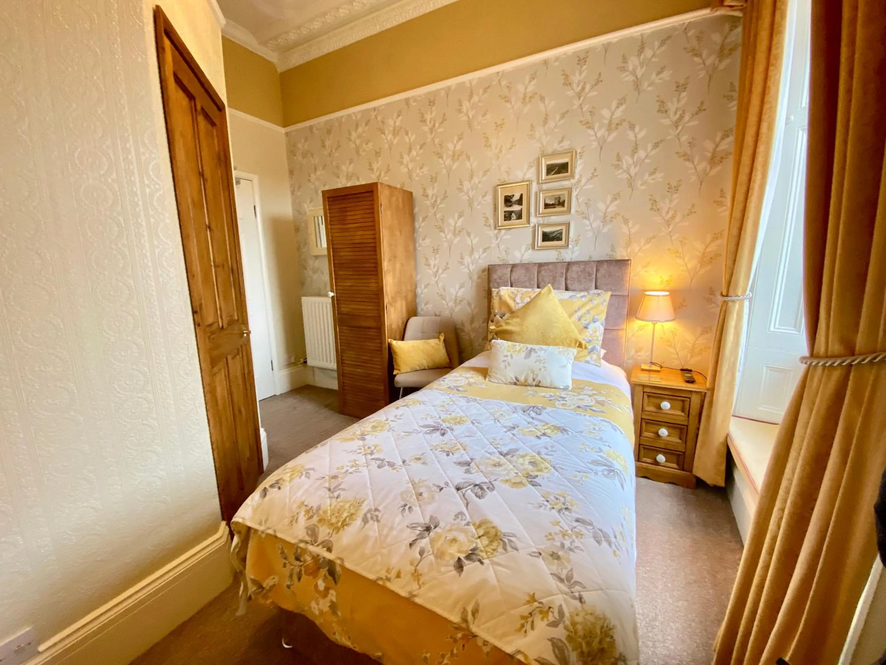 Photo of the whole room, Bed in Glendale Guest House