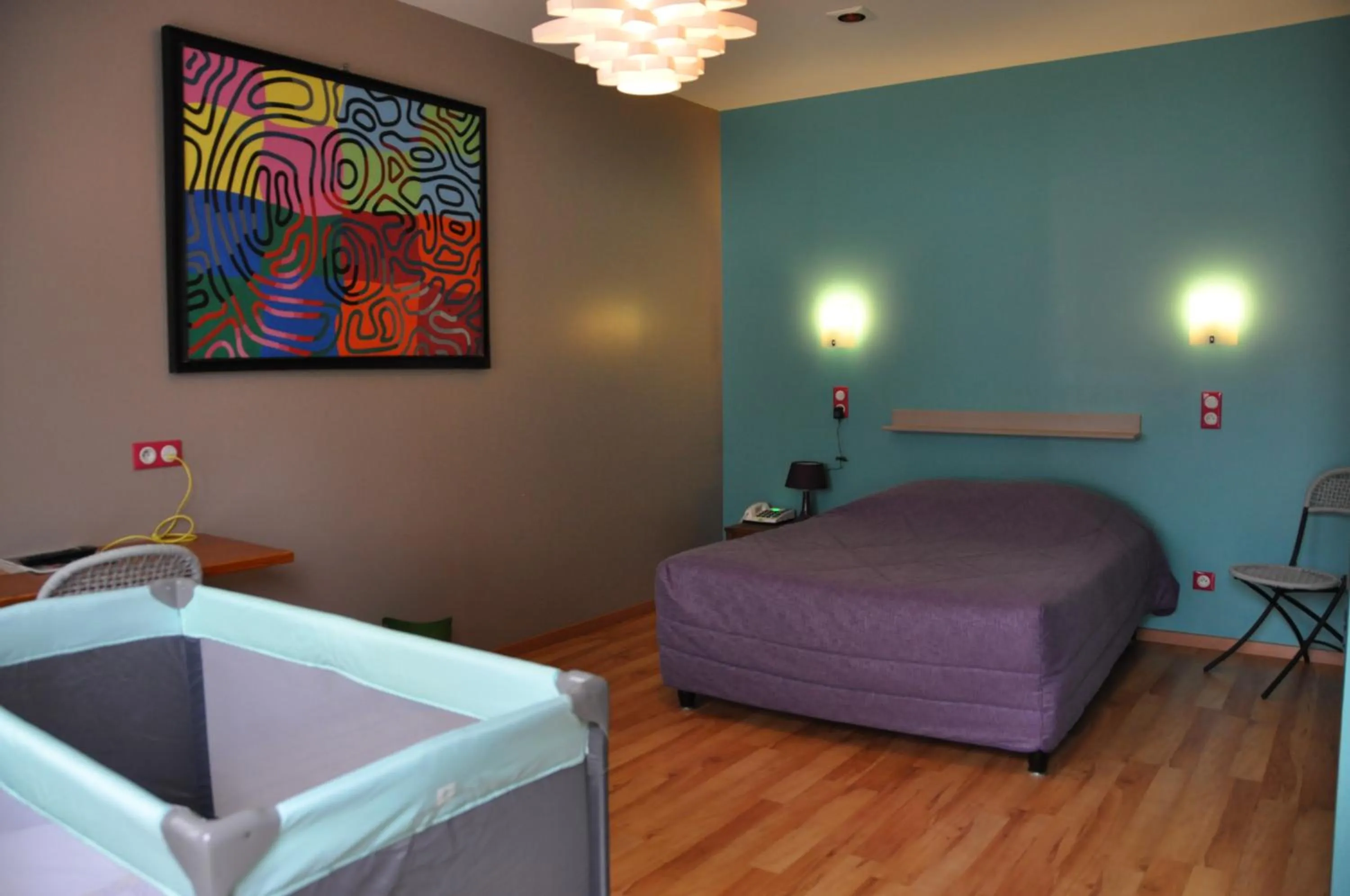 People, Bed in Logis - Hotel & Restaurant La Corne d 'Abondance