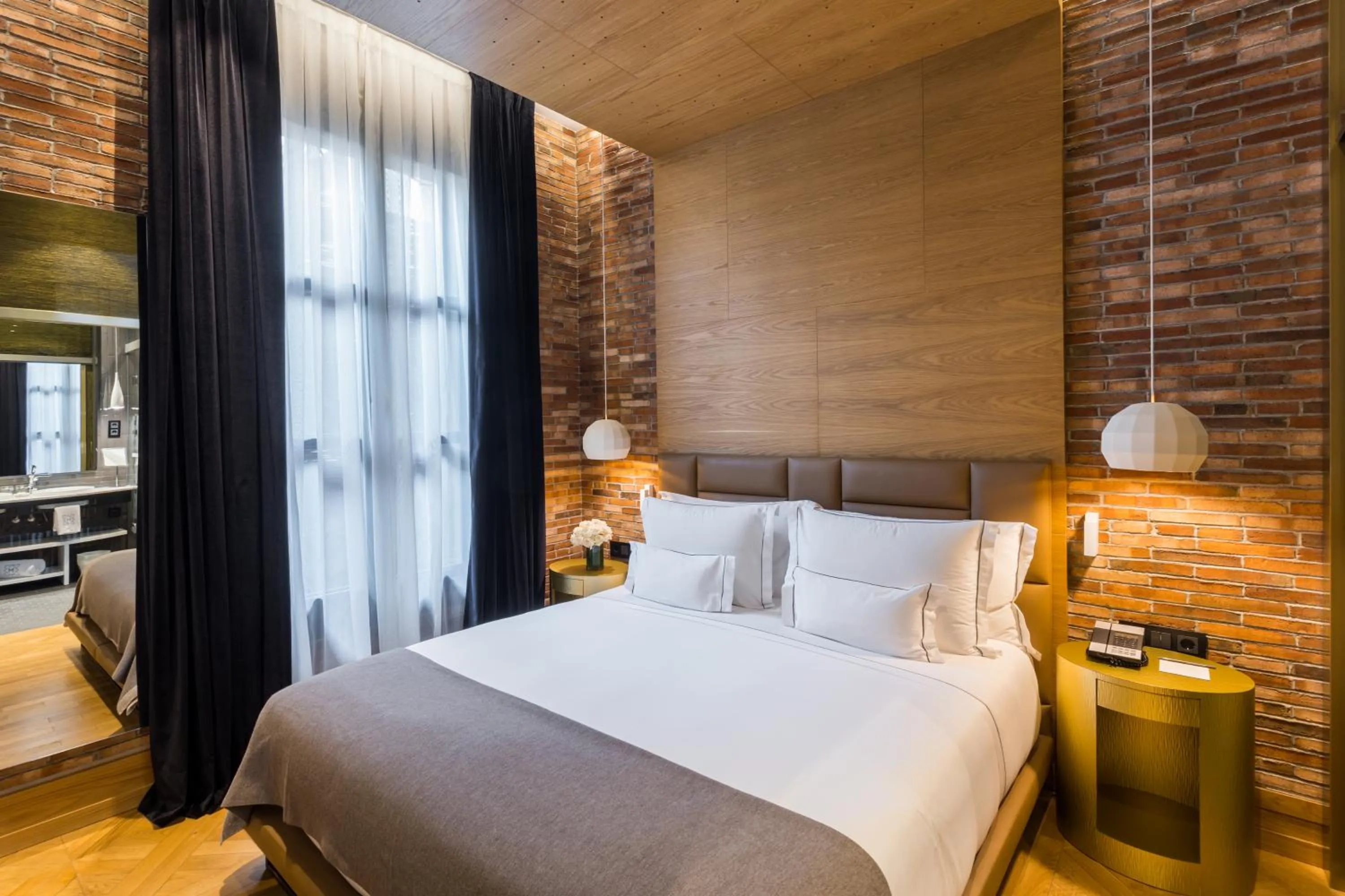 Photo of the whole room, Bed in Monument Hotel