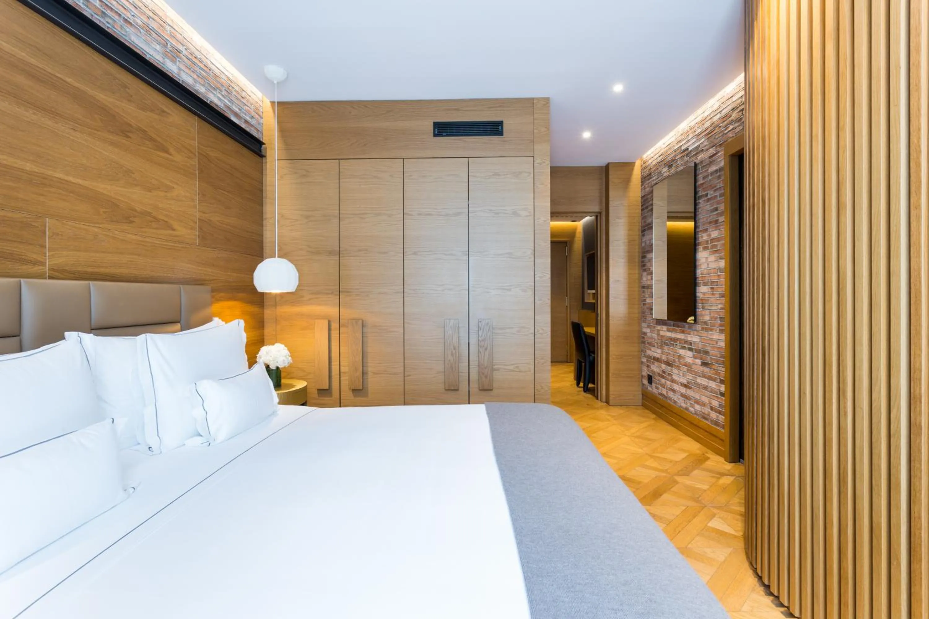 Photo of the whole room, Bed in Monument Hotel