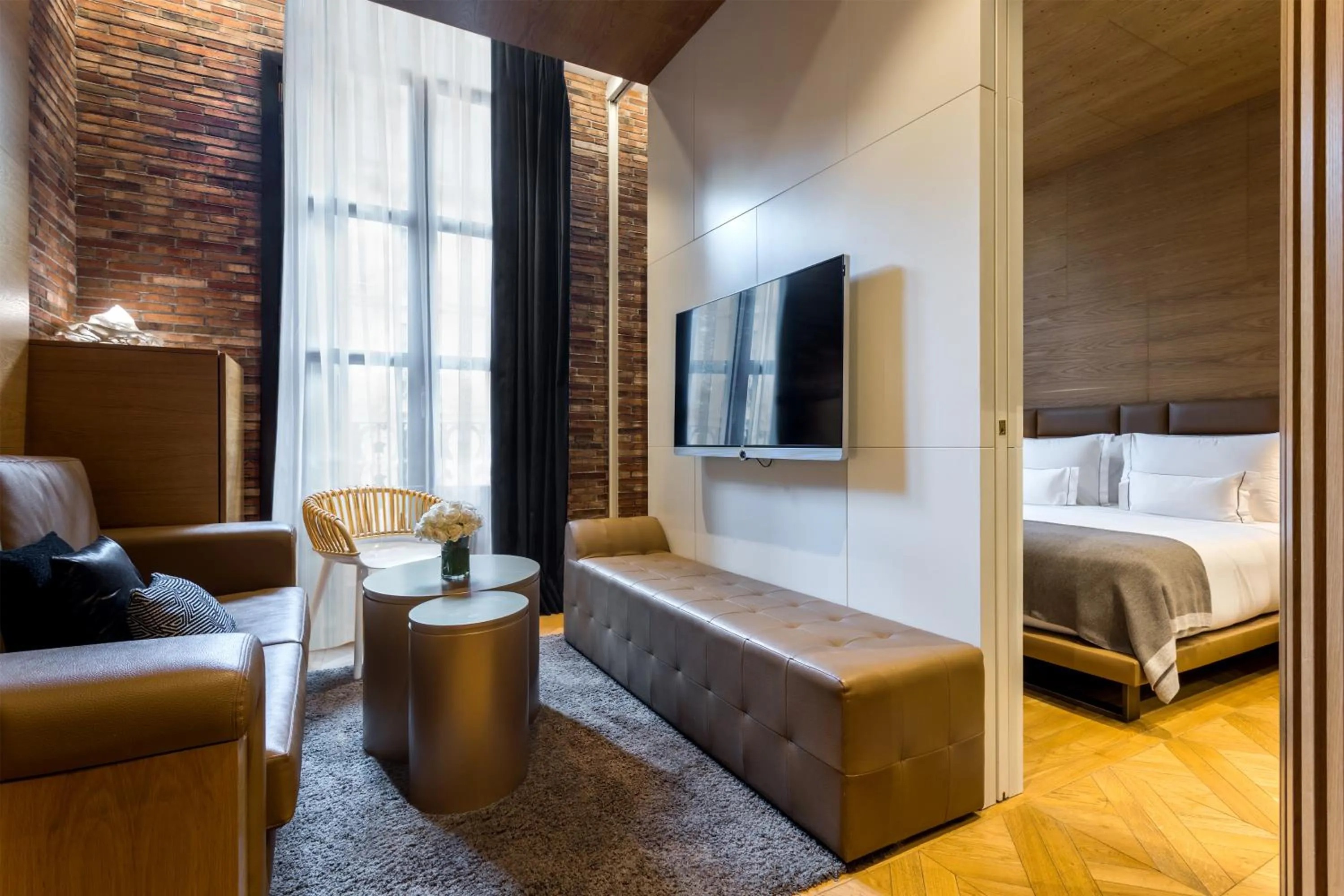 Living room, Bed in Monument Hotel