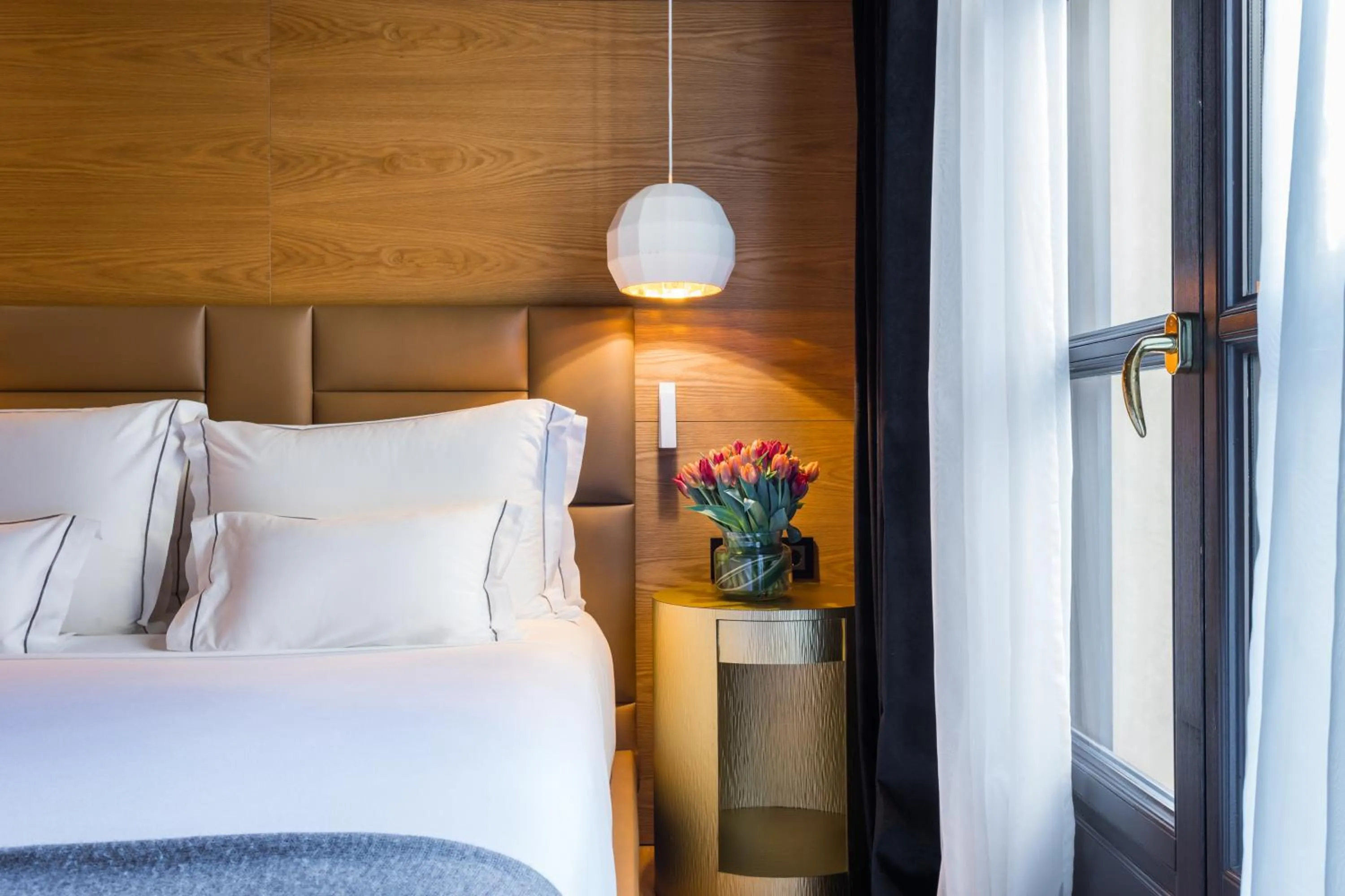 Bedroom, Bed in Monument Hotel