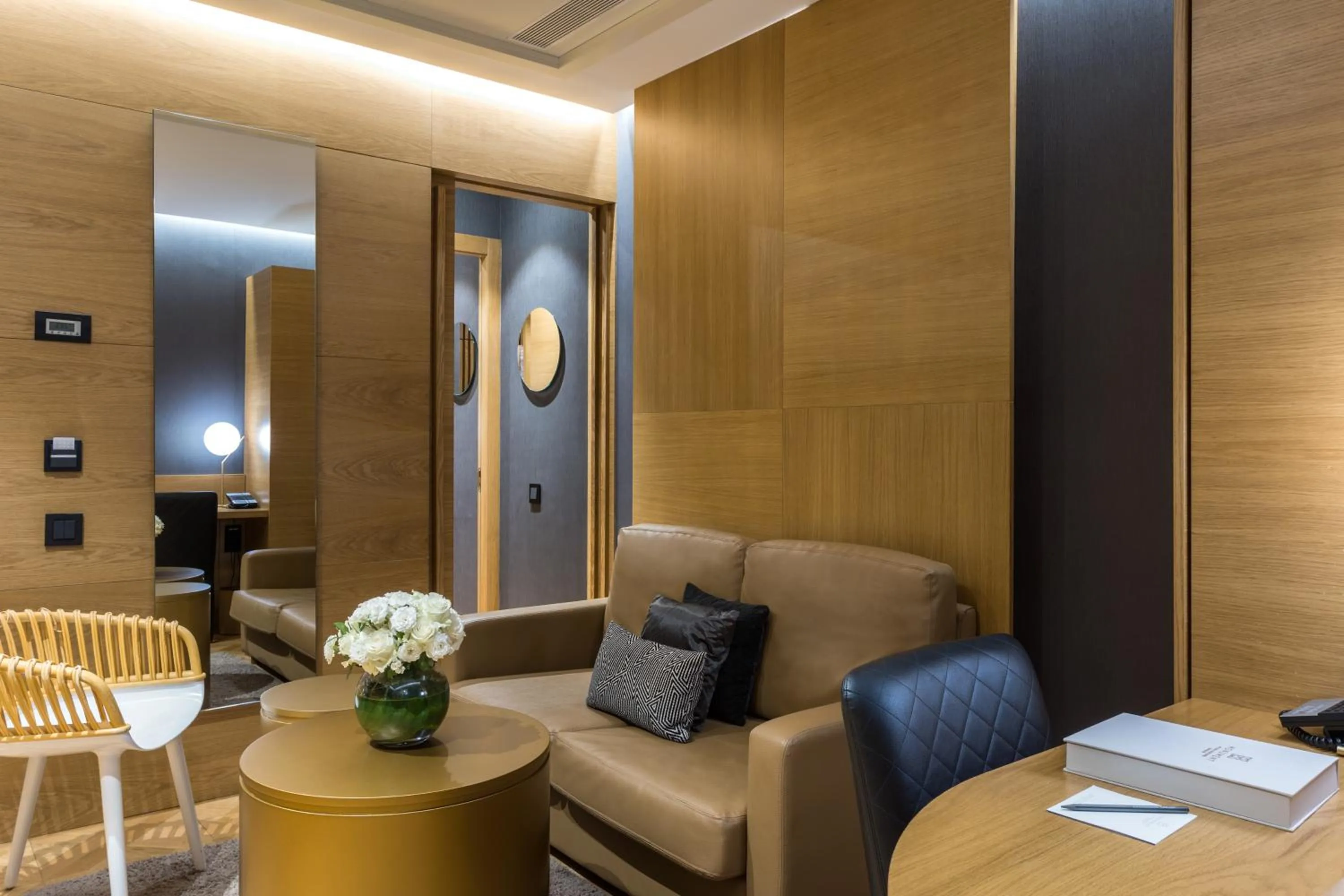 Living room in Monument Hotel