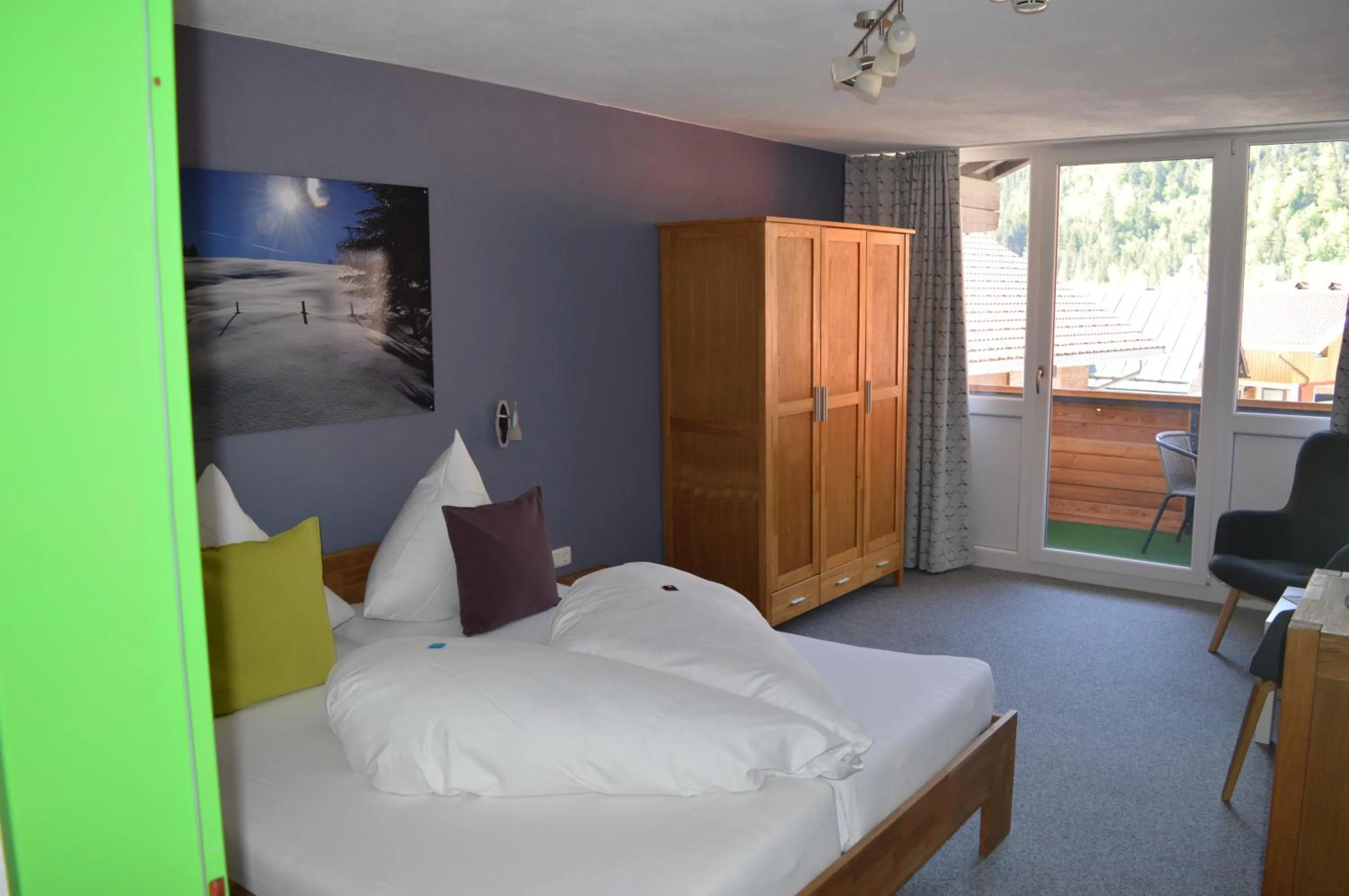 Photo of the whole room, Bed in Bergsteiger-Hotel "Grüner Hut"