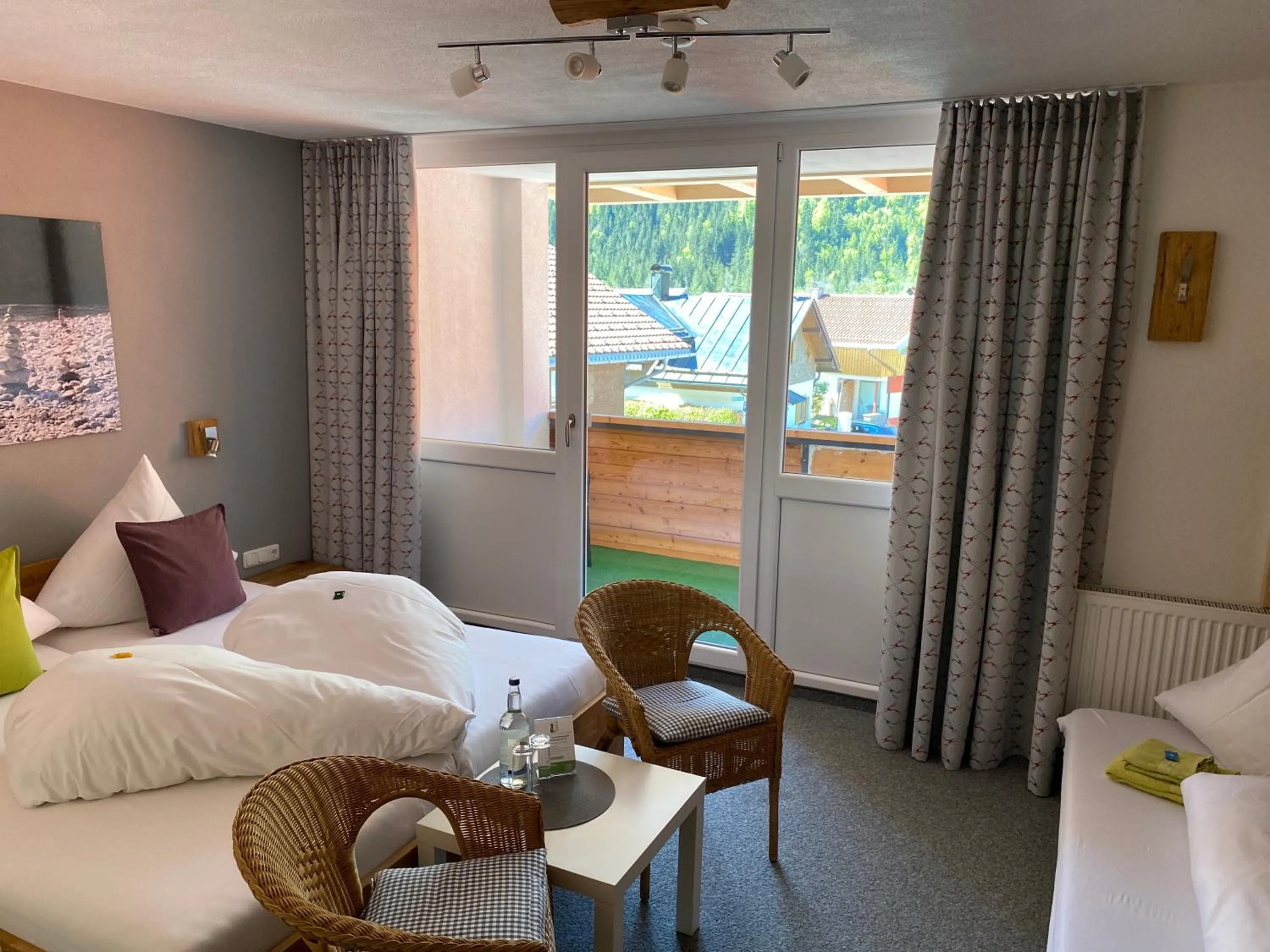 Photo of the whole room, Bed in Bergsteiger-Hotel "Grüner Hut"