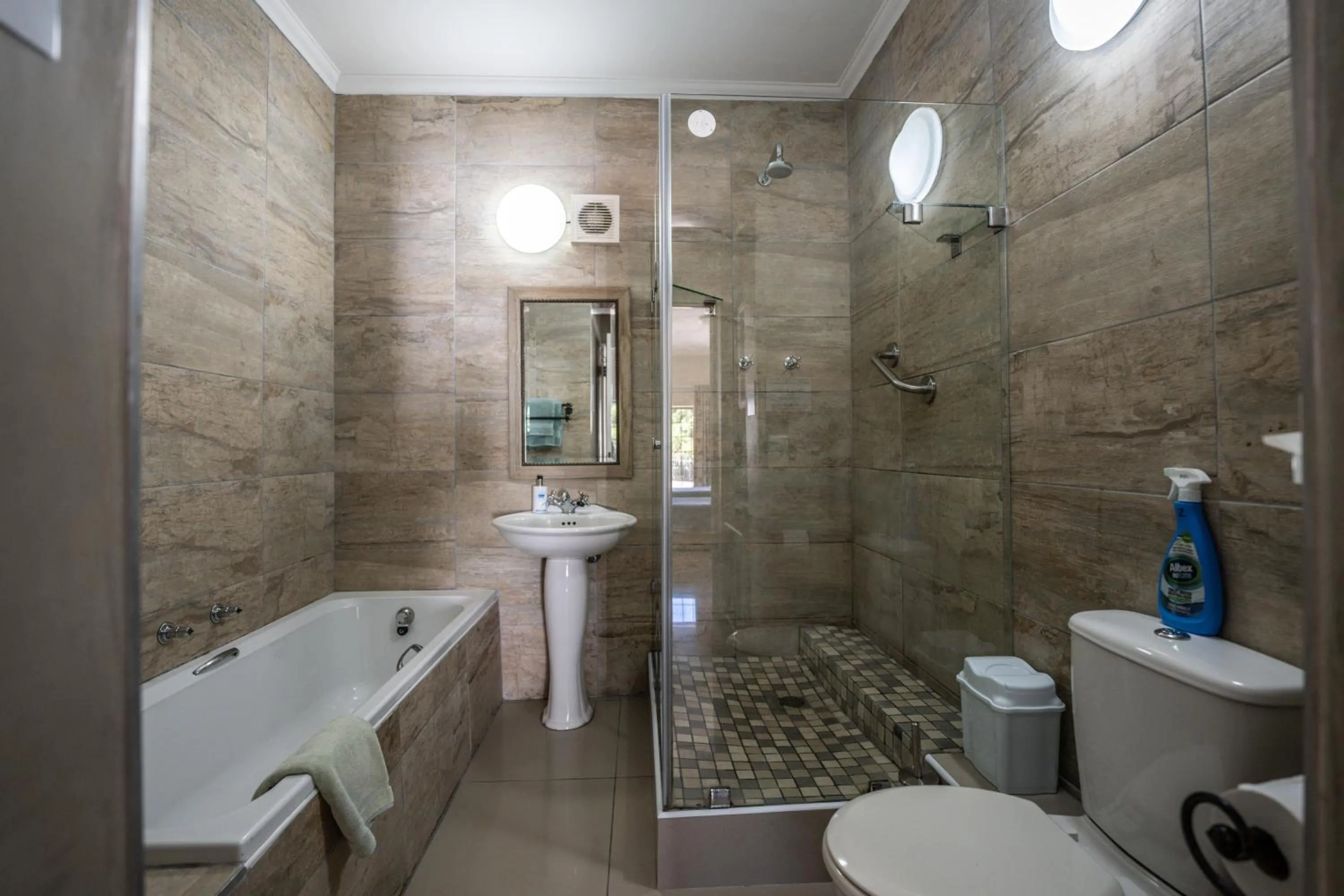 Toilet in The Lookout Guest House