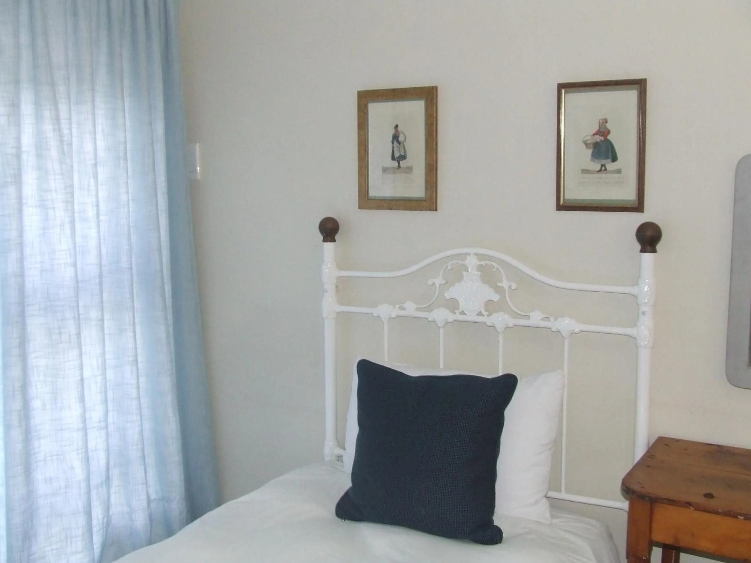 Decorative detail, Bed in The Lookout Guest House