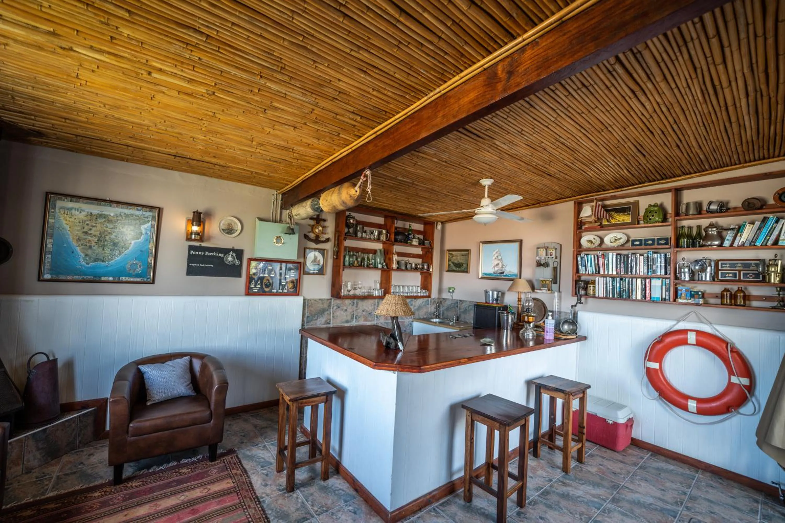 Lounge or bar in The Lookout Guest House