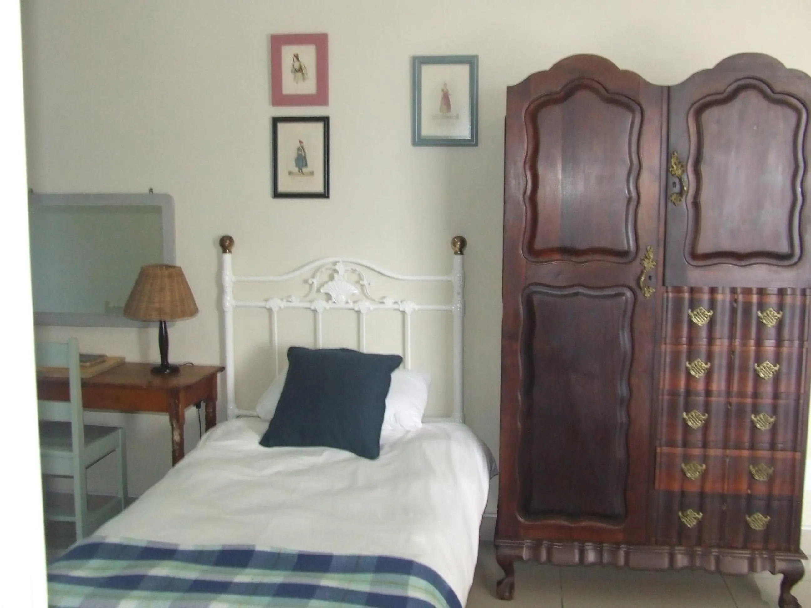 wardrobe, Bed in The Lookout Guest House