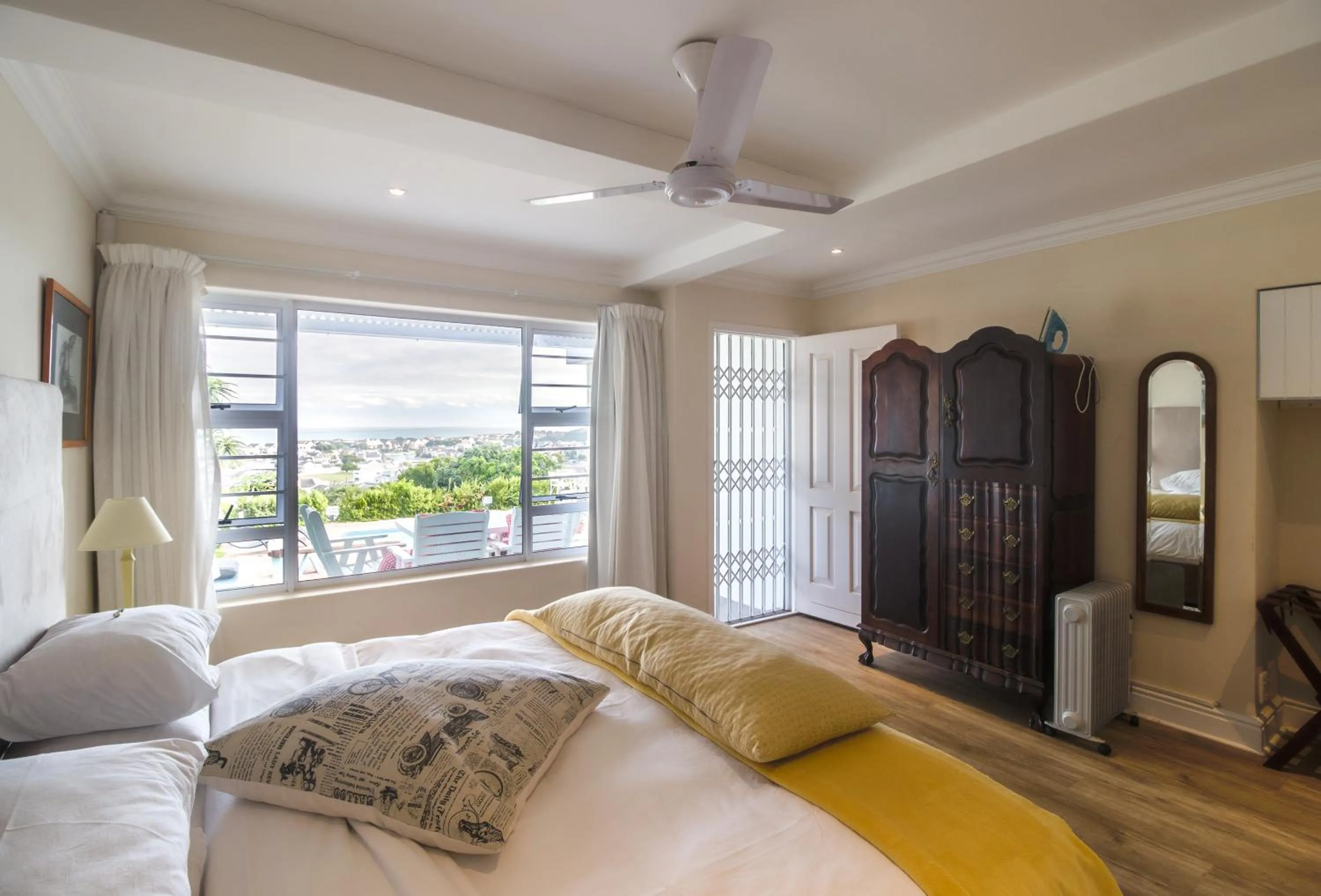 Photo of the whole room, Bed in The Lookout Guest House