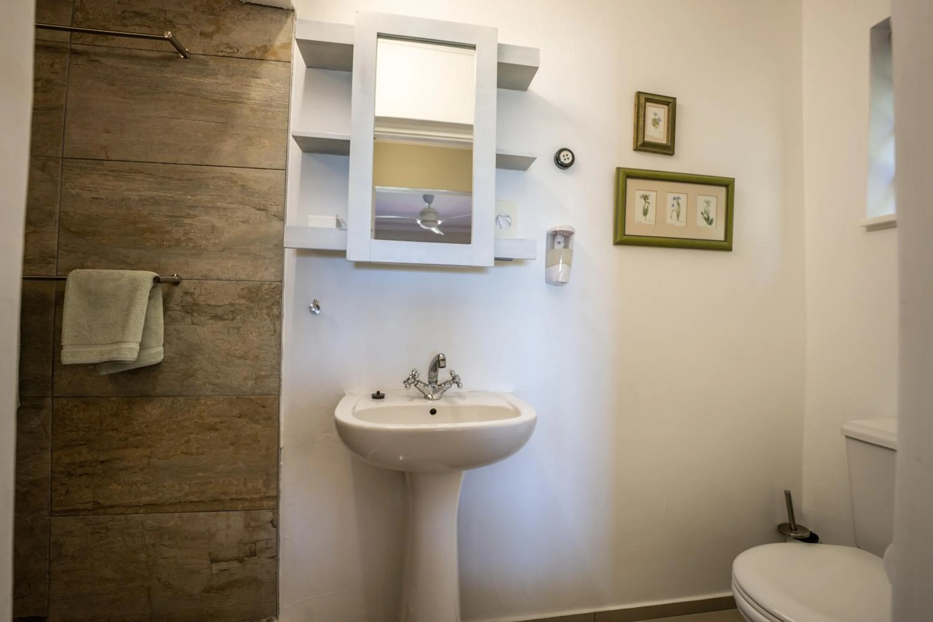 Toilet in The Lookout Guest House