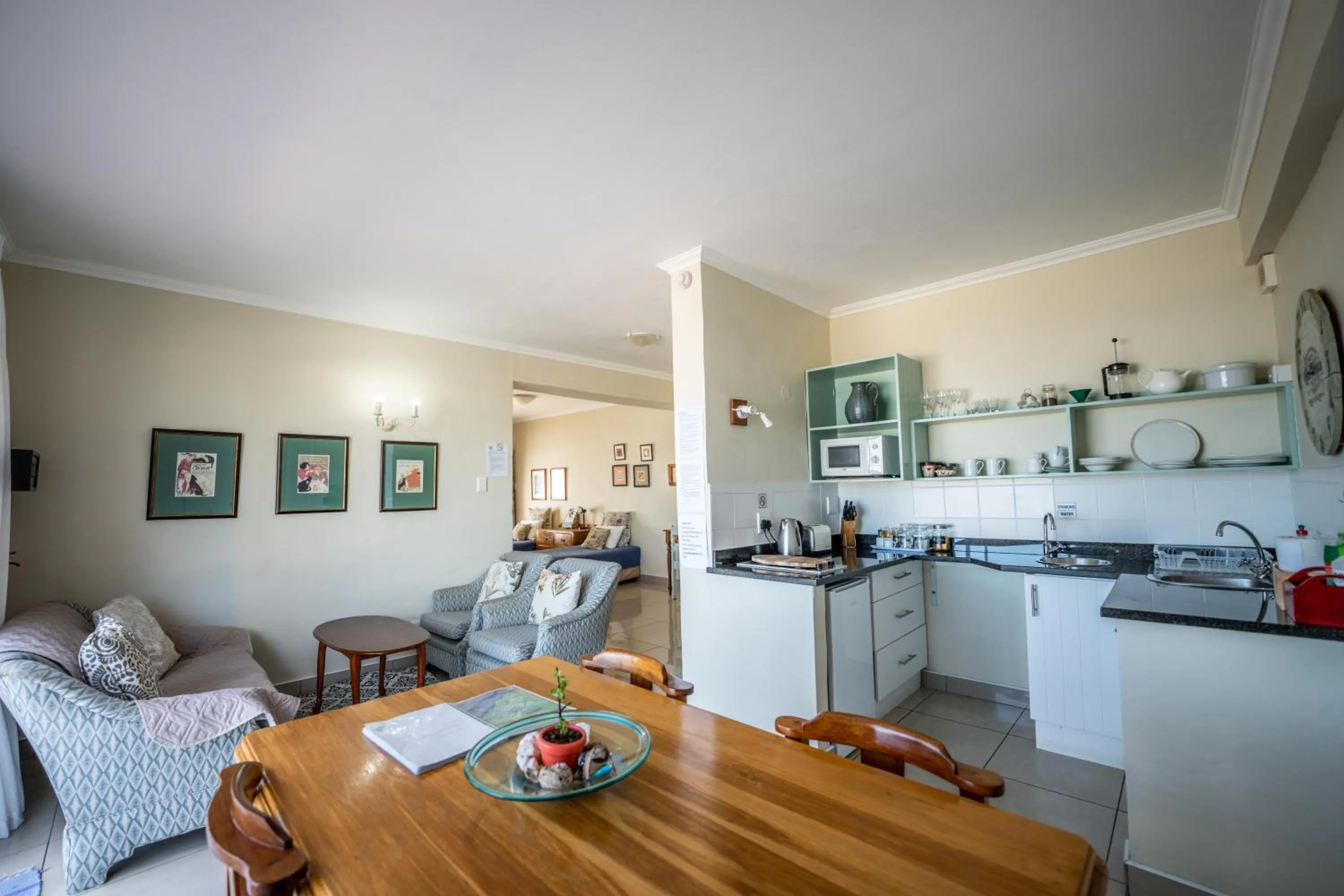 Coffee/tea facilities in The Lookout Guest House