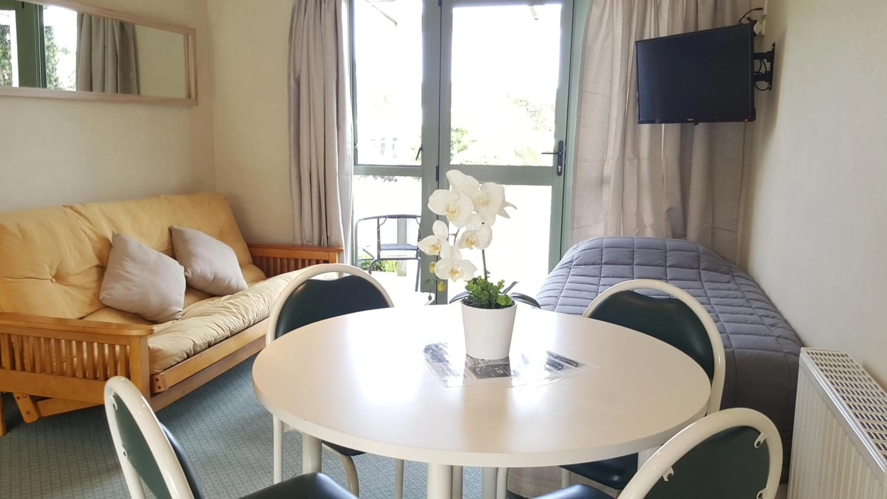 Living room in Catlins Area Motel