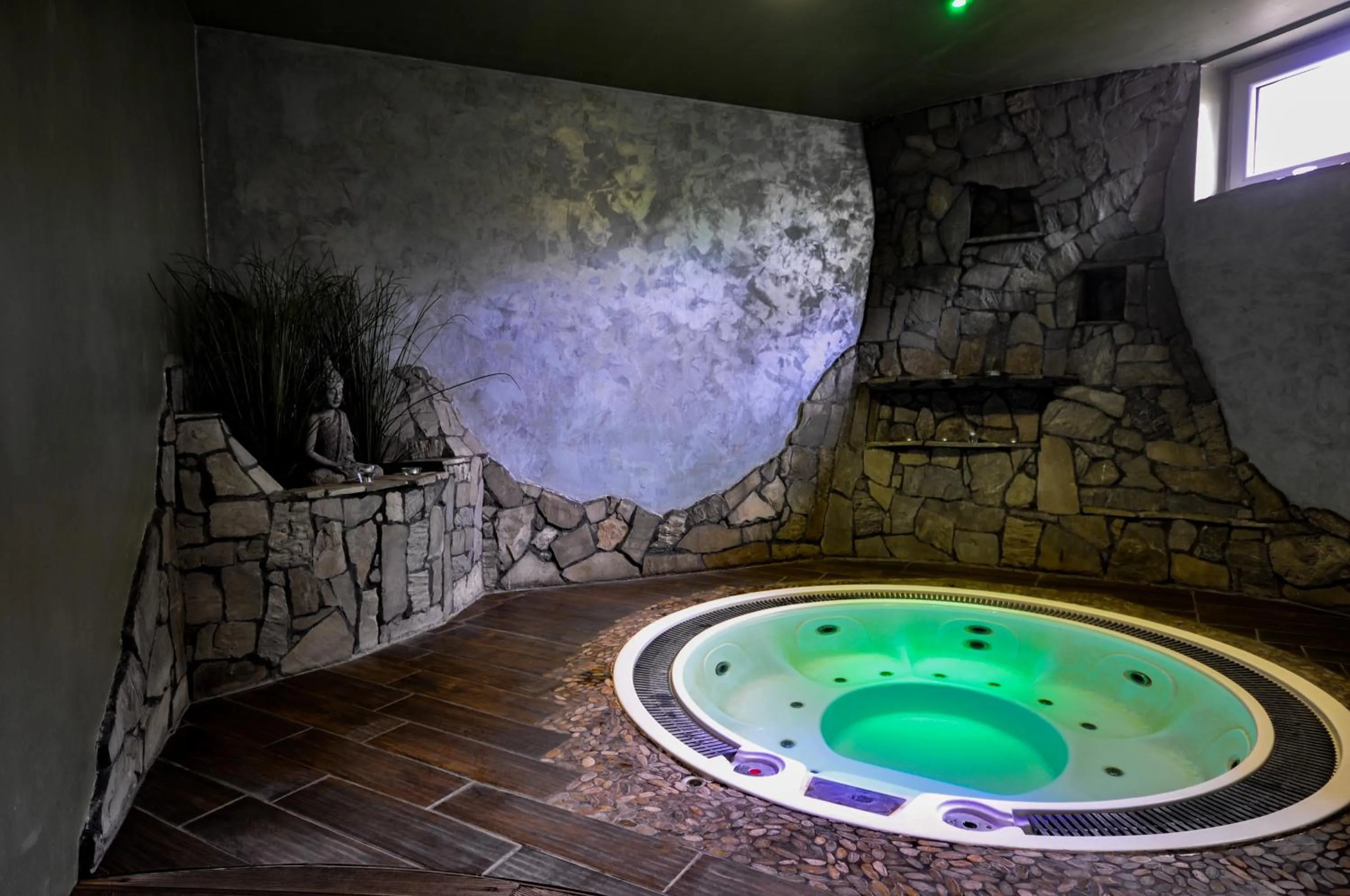 Hot Tub in Hotel Trzy Światy Spa & Wellness Rajska WySpa