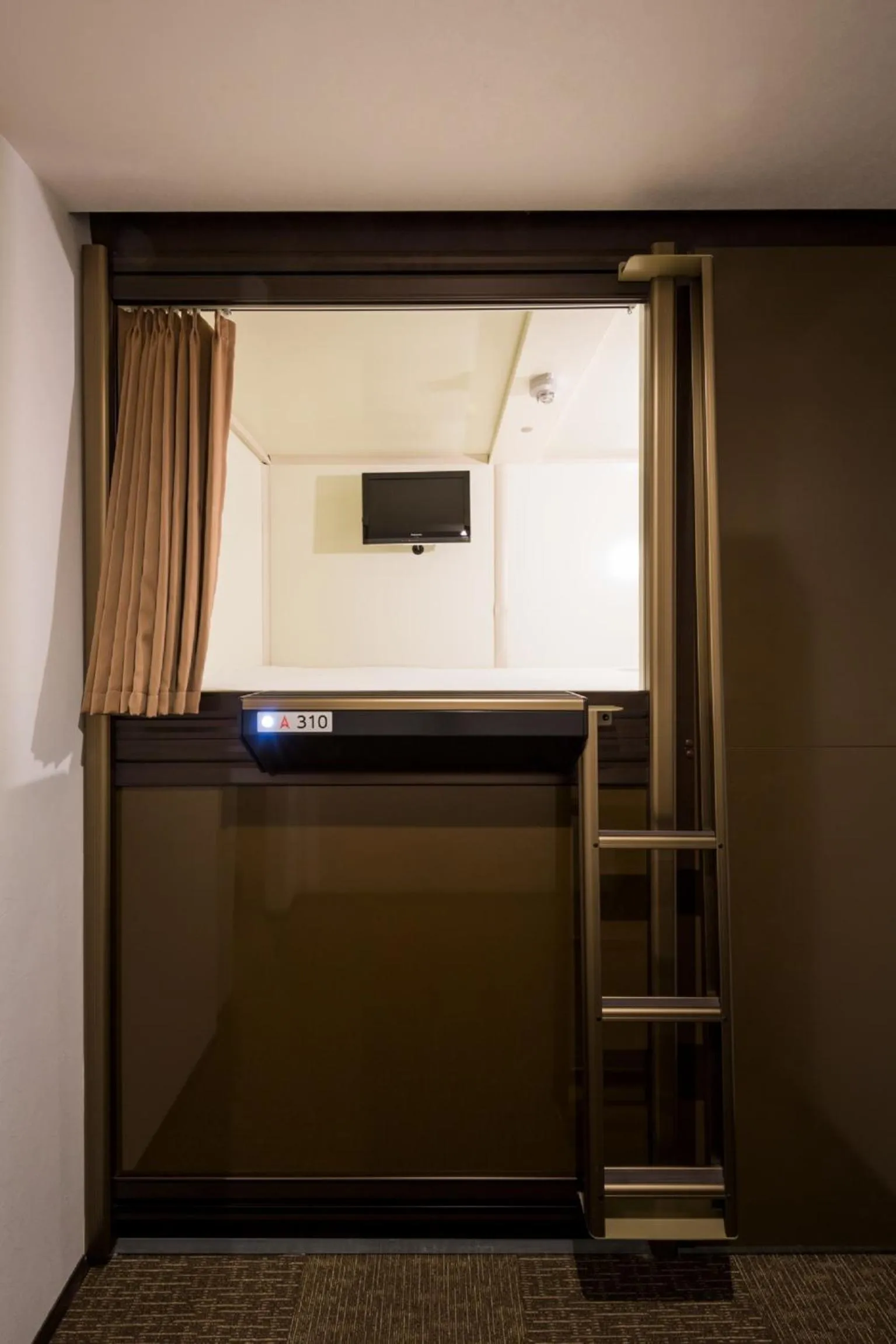 Bed in Capsule Hotel Cube Hiroshima
