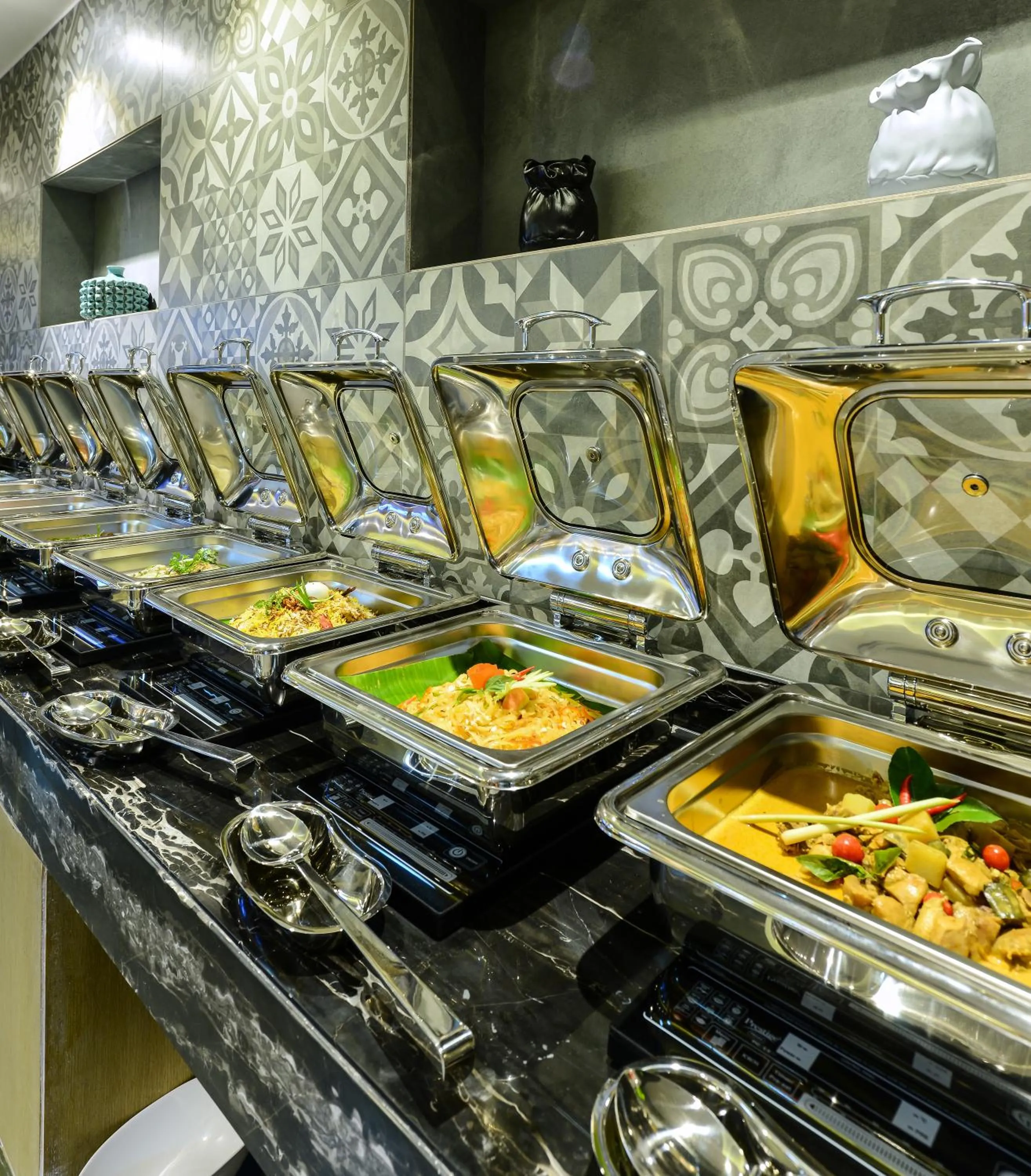 Restaurant/places to eat in Howard Johnson by Wyndham, Kolkata Airport