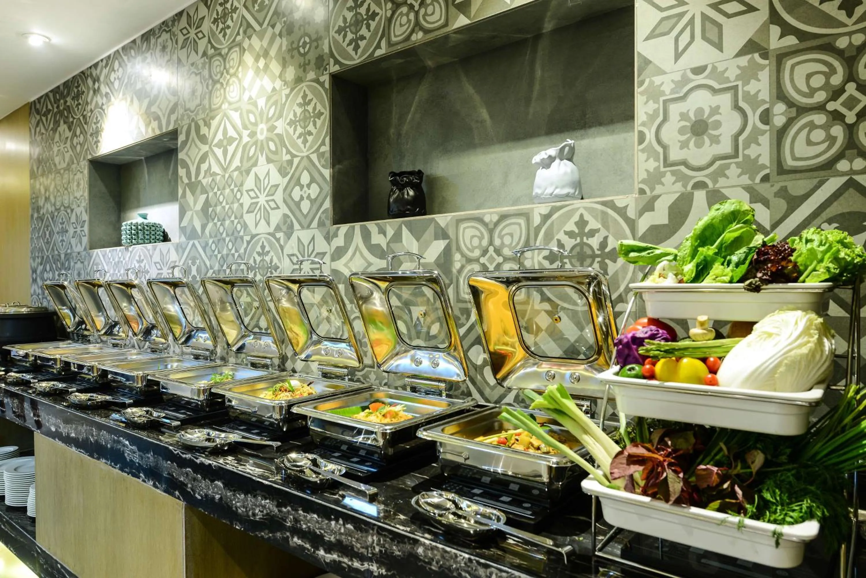 Restaurant/places to eat in Howard Johnson by Wyndham, Kolkata Airport