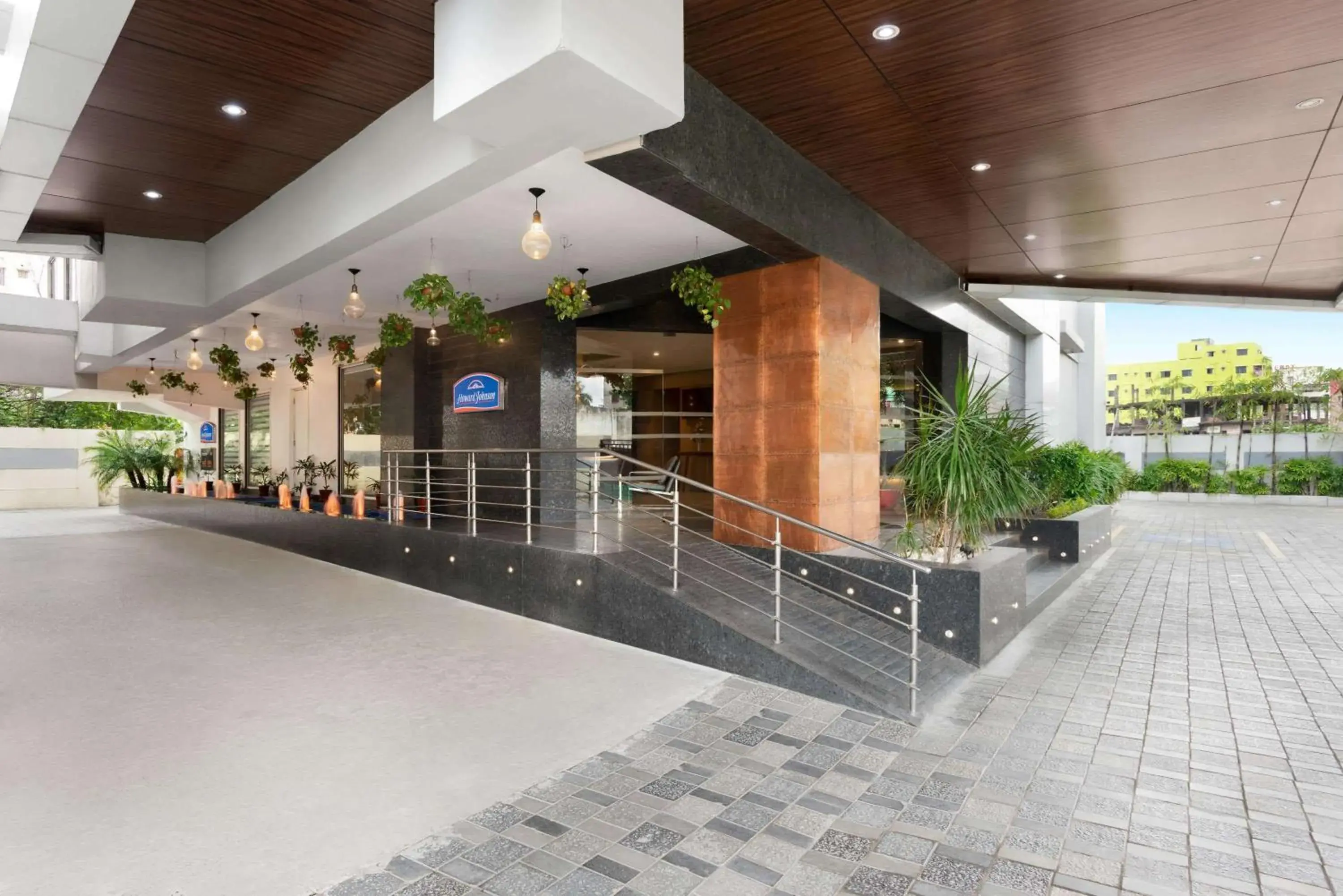 Property building in Howard Johnson by Wyndham, Kolkata Airport Property building in Howard Johnson by Wyndham, Kolkata Airport