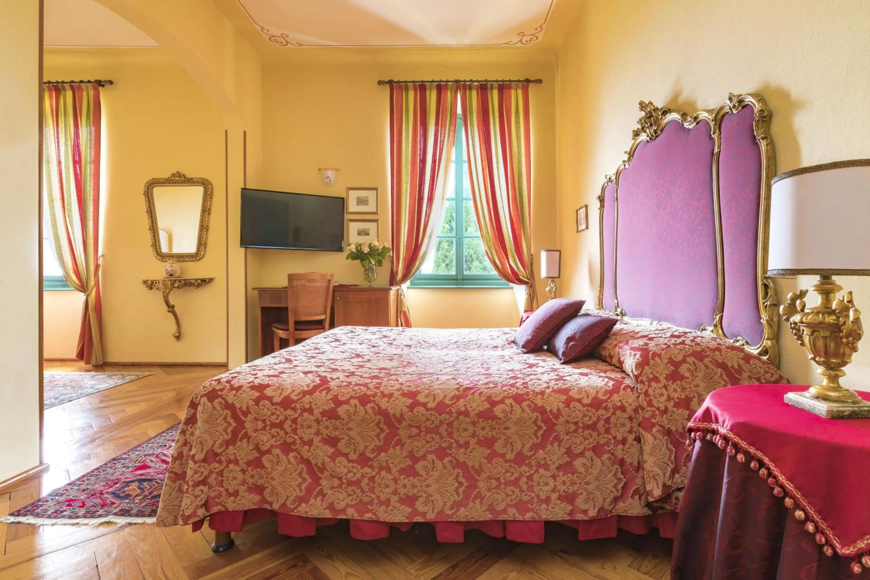 Junior Suite with Partial Lake View - Villa in Boutique Hotel Villa Sostaga