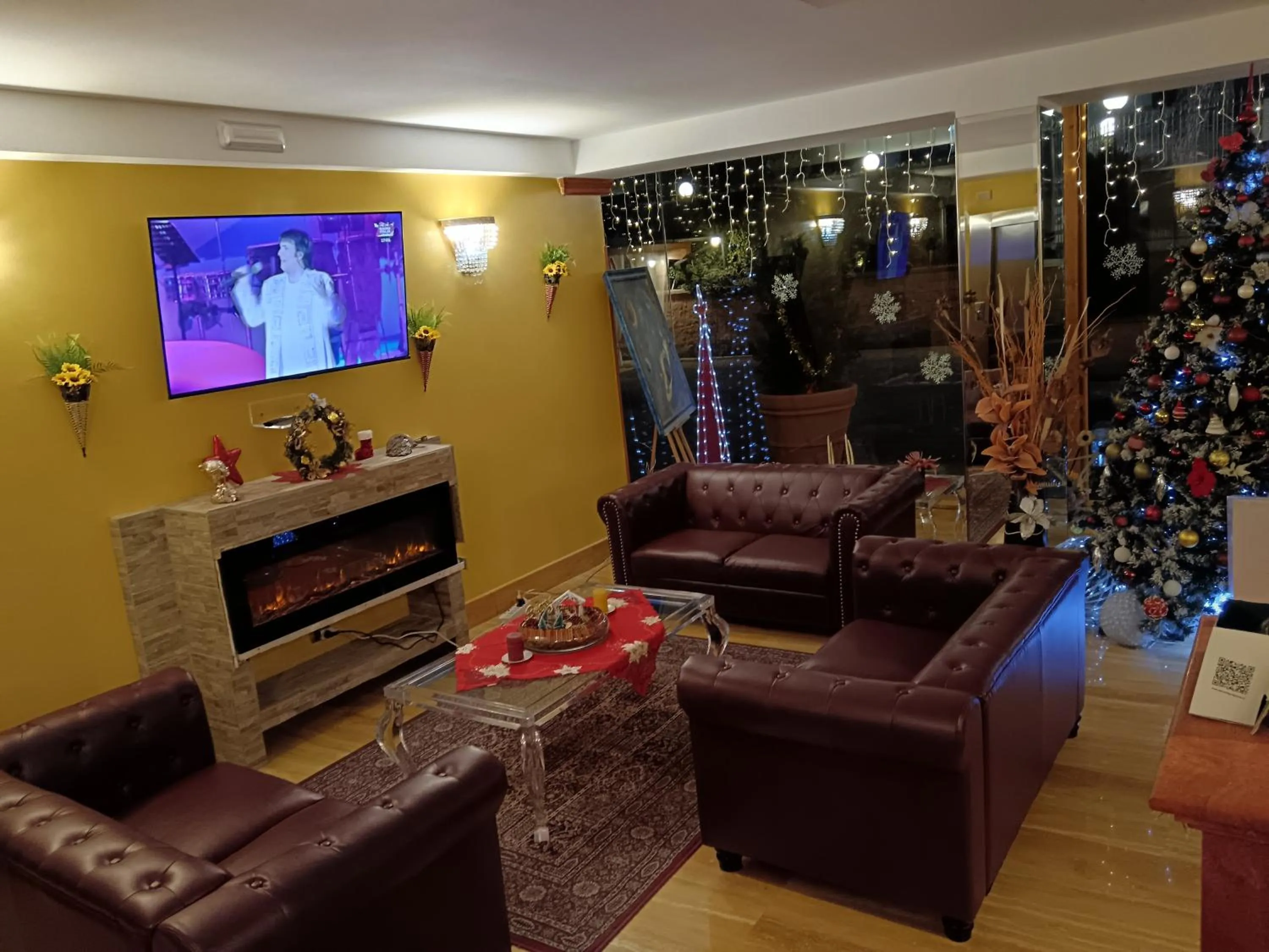 Communal lounge/ TV room in Hotel Bright