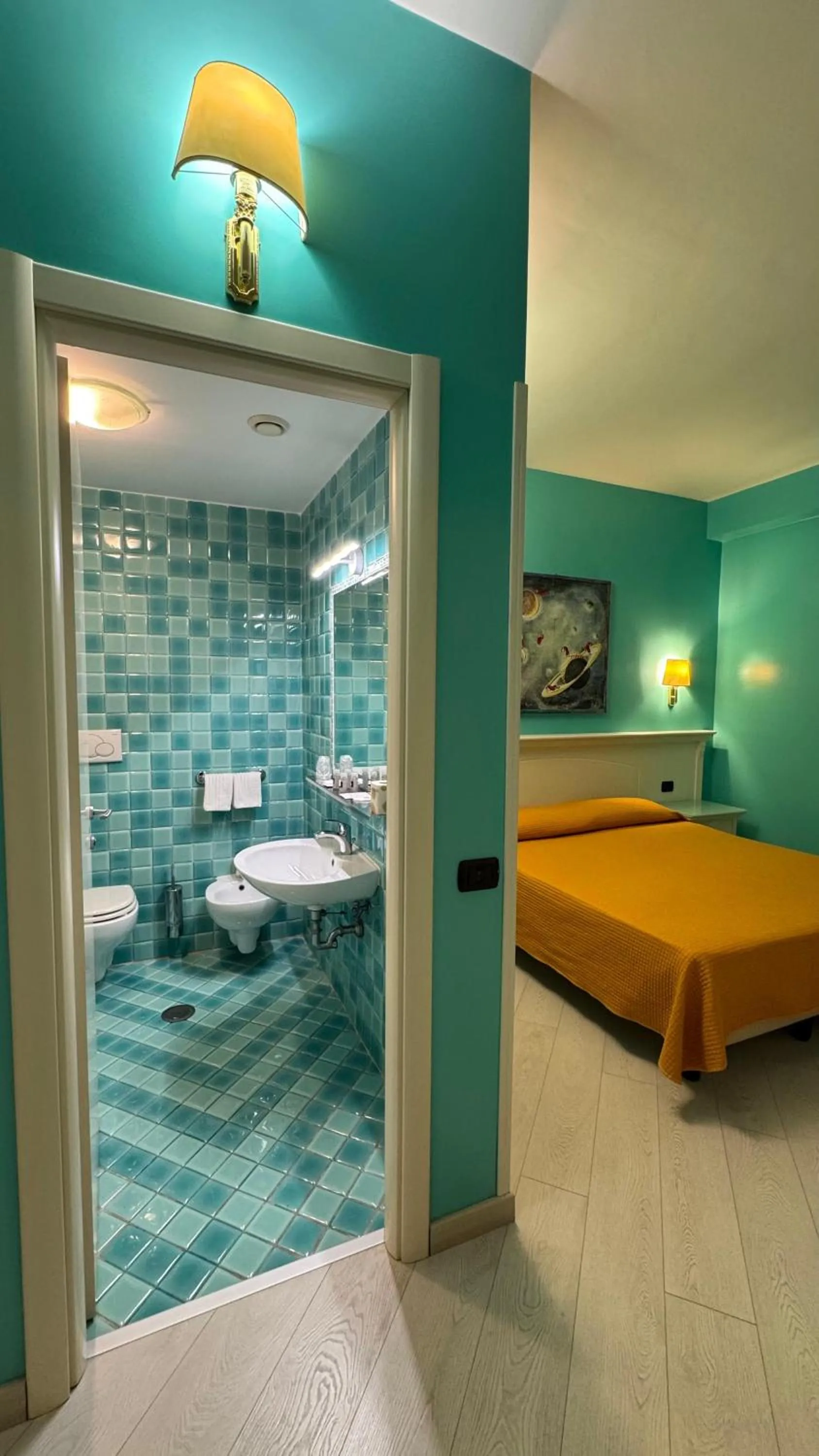 Bathroom, Bed in Hotel Bright