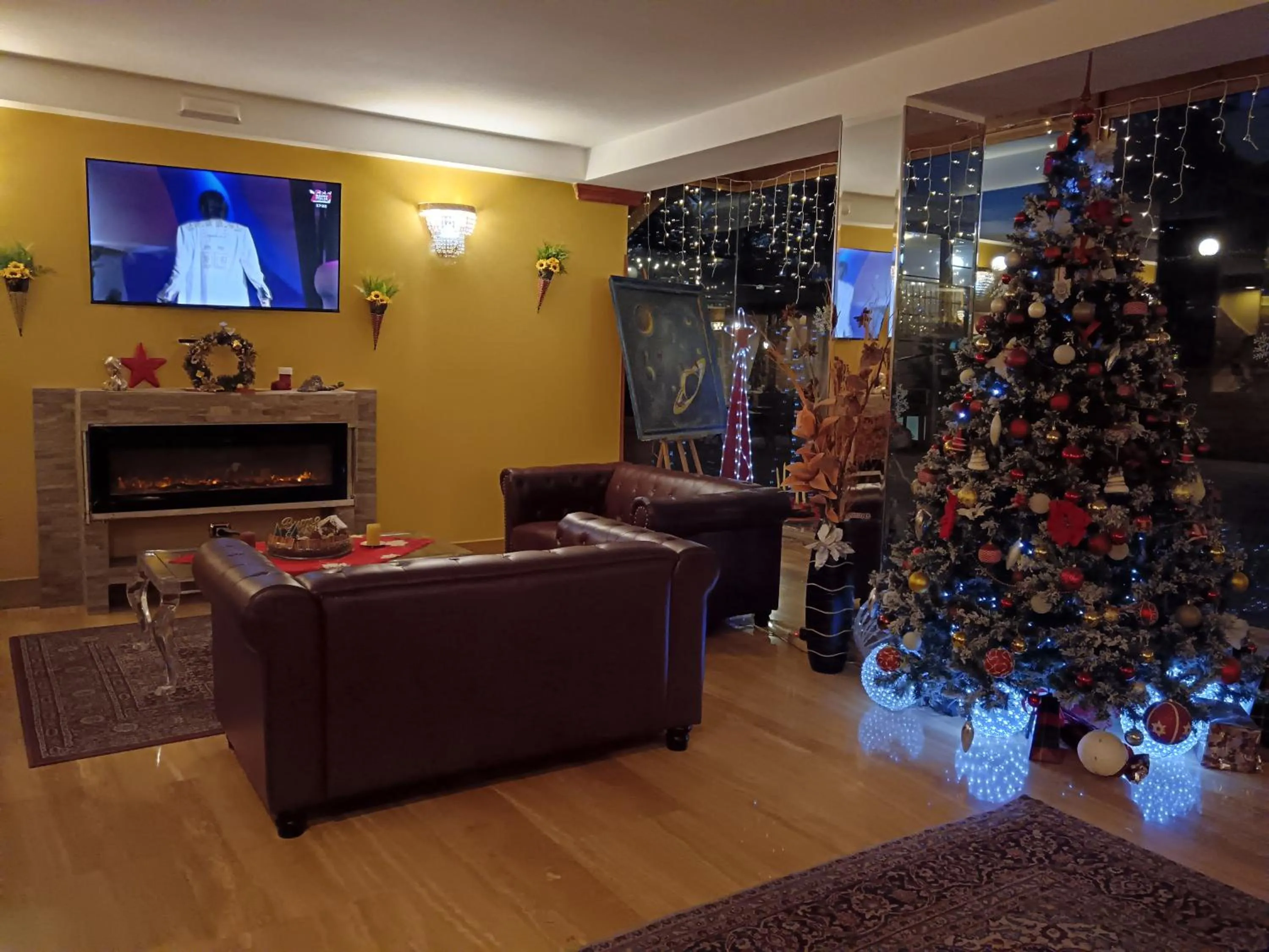 Communal lounge/ TV room in Hotel Bright