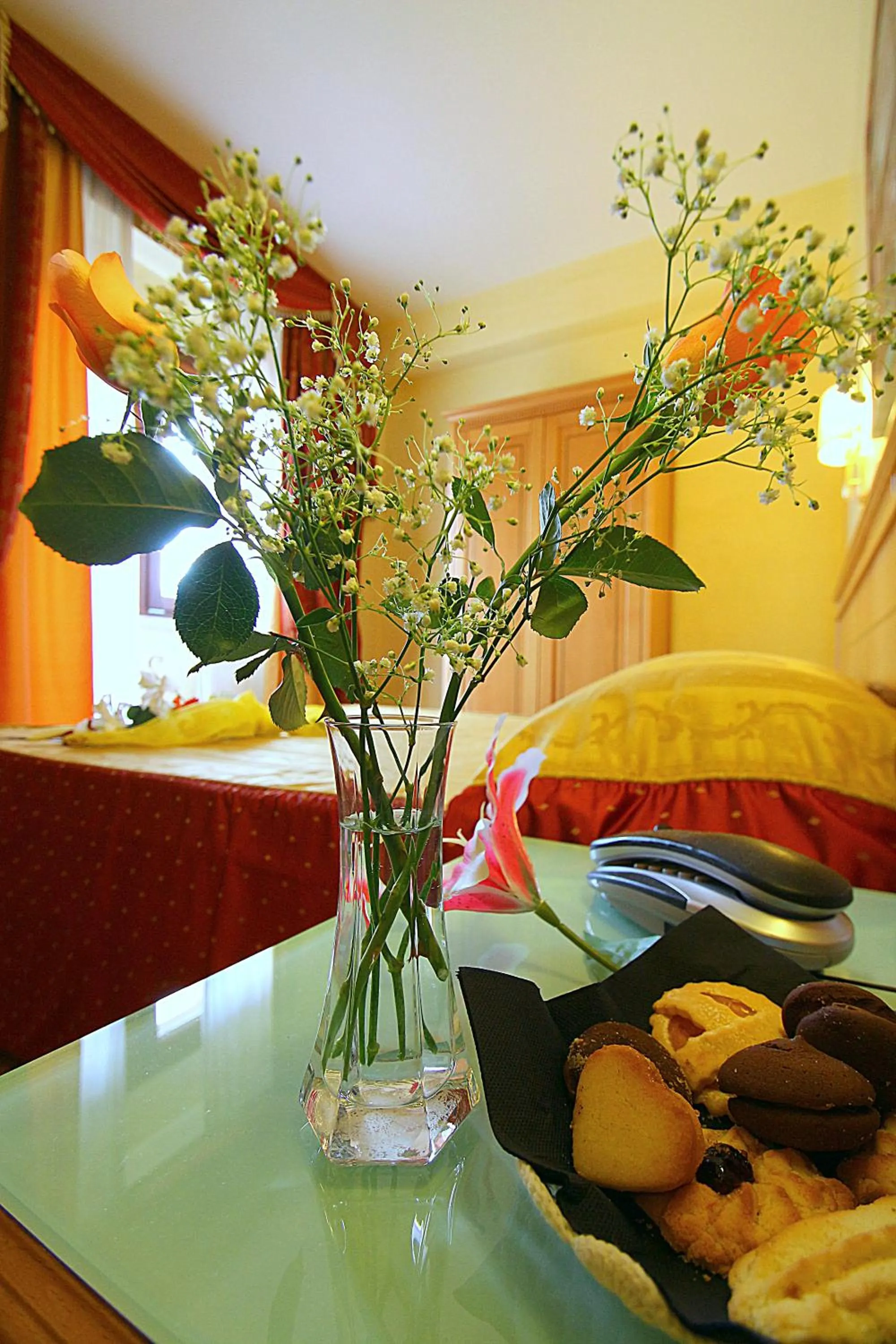 Food, Bed in Hotel Bright