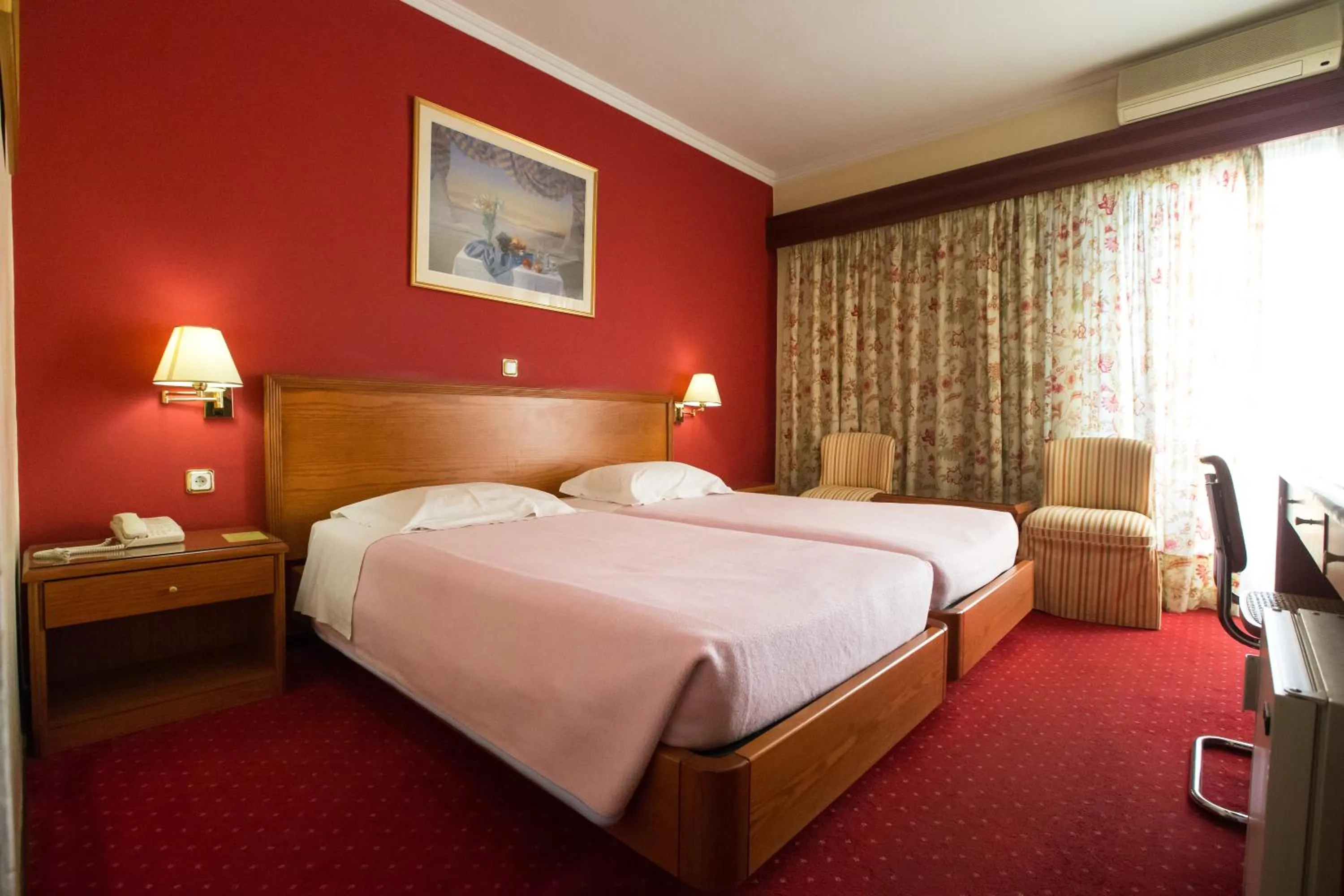 Photo of the whole room, Bed in Grand Hotel