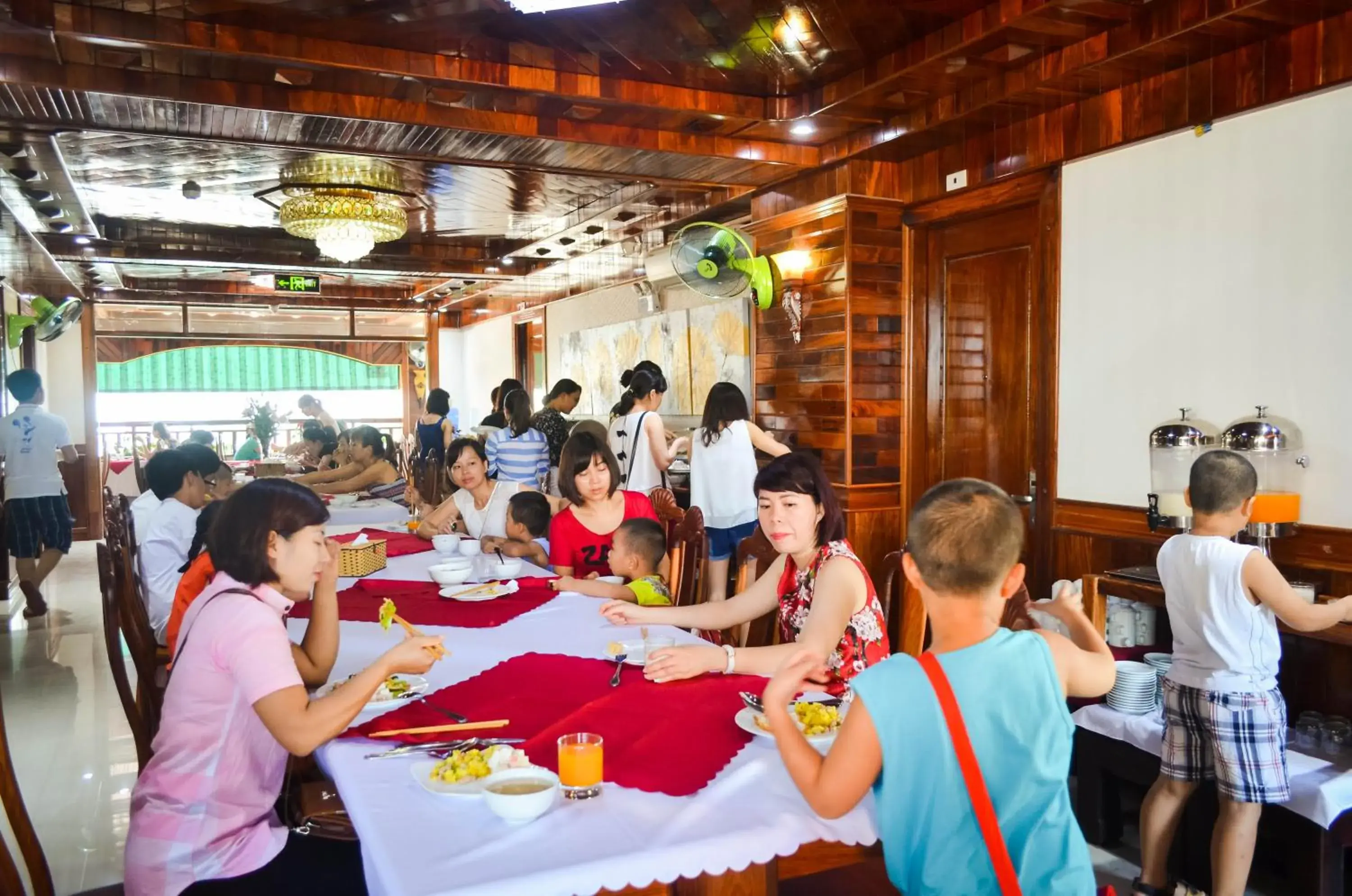 Restaurant/places to eat in San San Hotel Da Nang Restaurant/places to eat in San San Hotel Da Nang