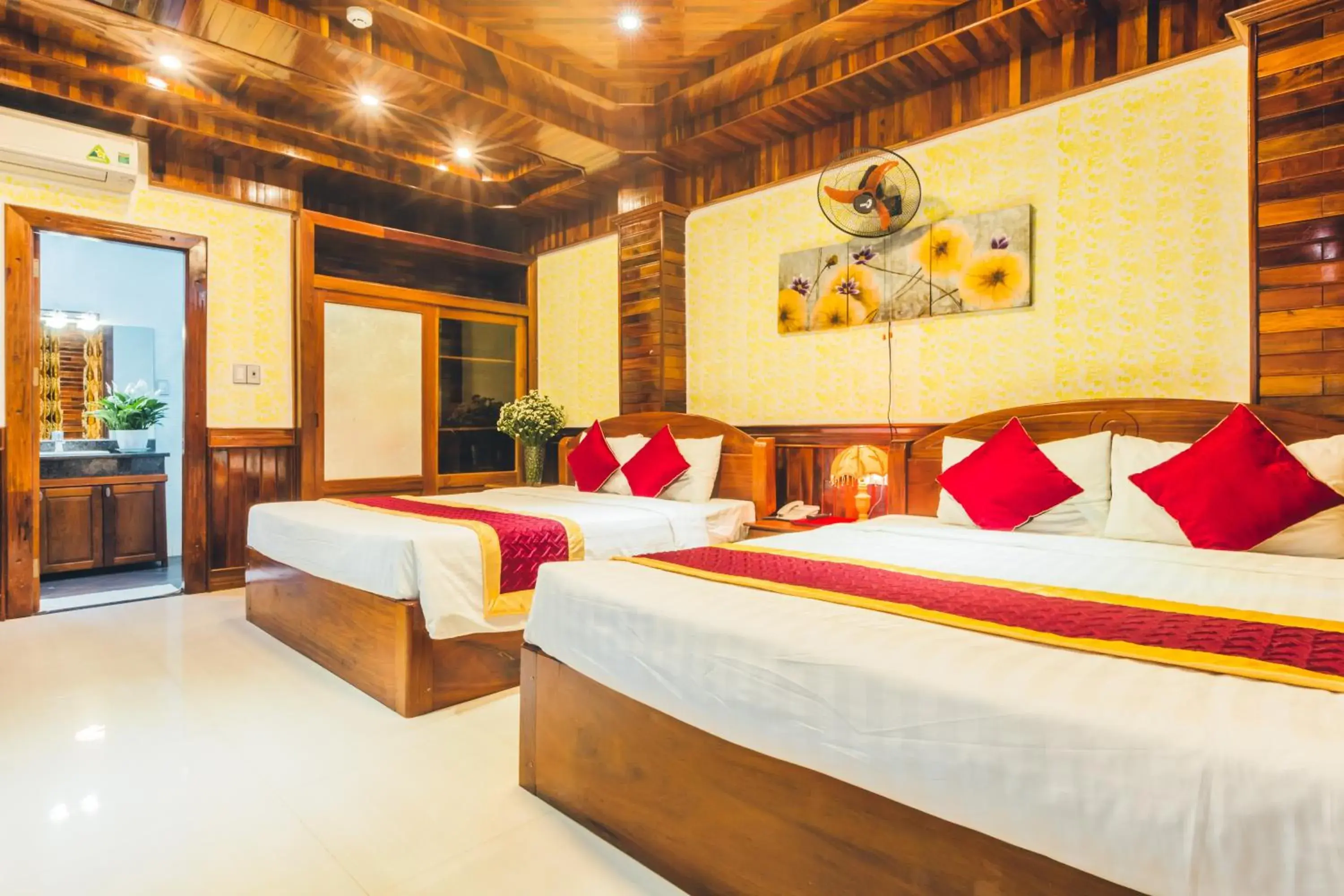 Photo of the whole room, Bed in San San Hotel Da Nang Photo of the whole room, Bed in San San Hotel Da Nang