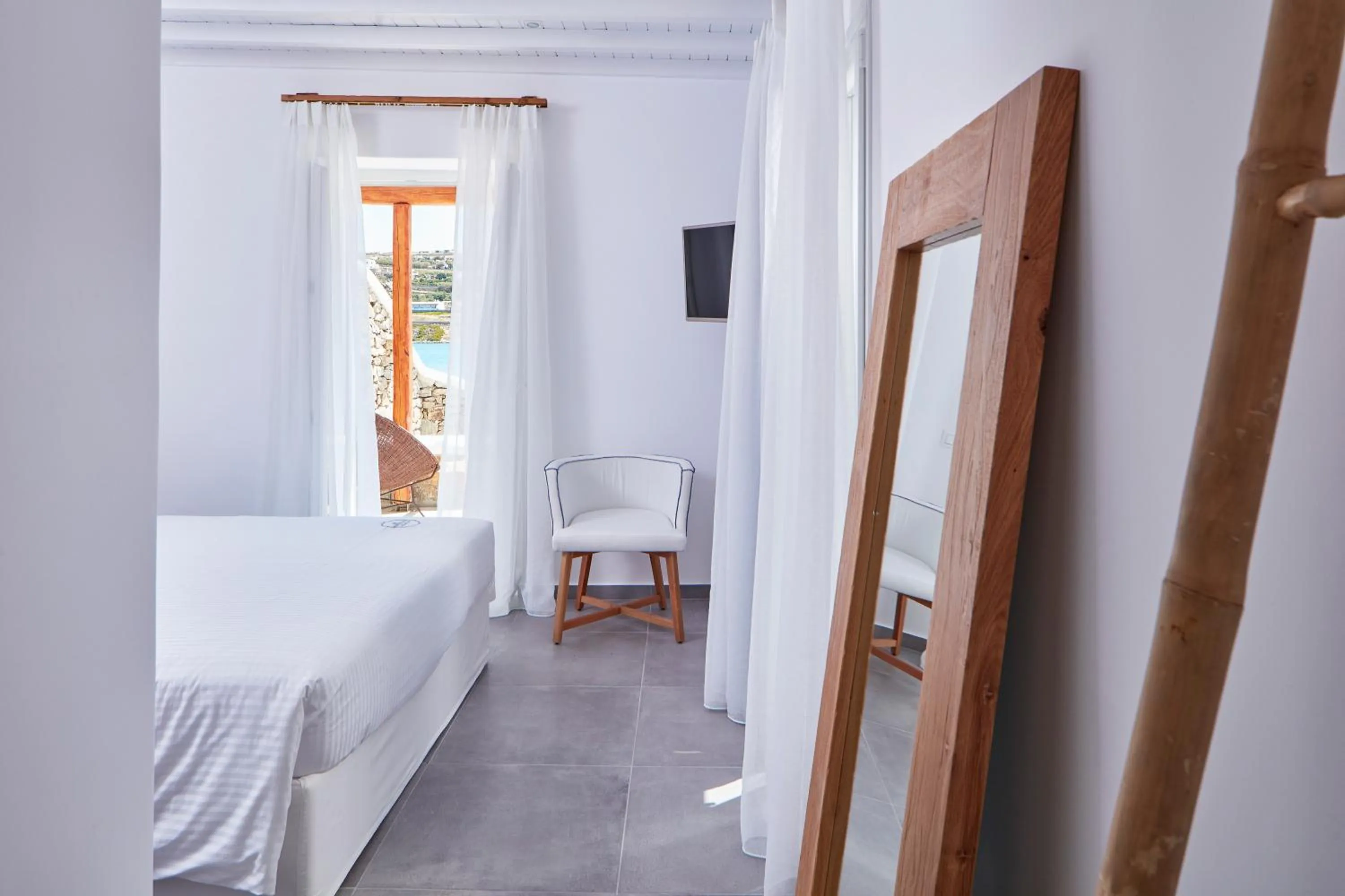 Photo of the whole room, Bed in Mykonos Waves Beach House & Suites