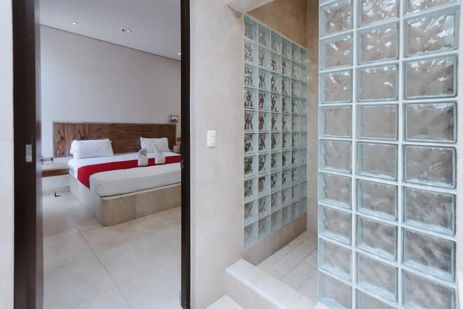 Bathroom, Bed in Auto Hotel Las Maravillas