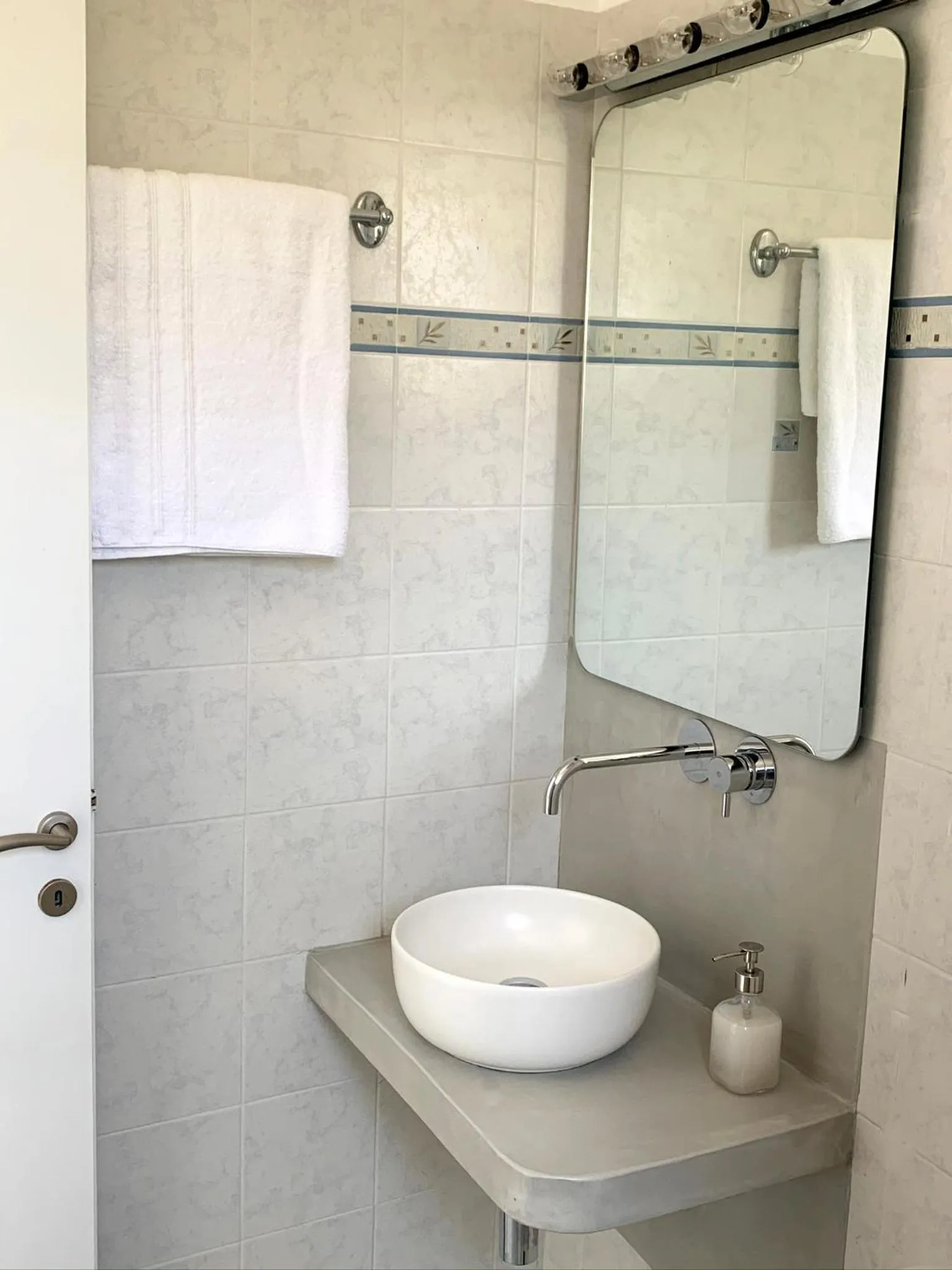 Bathroom in Cleopatra Seaside Homes, Logaras, Paros