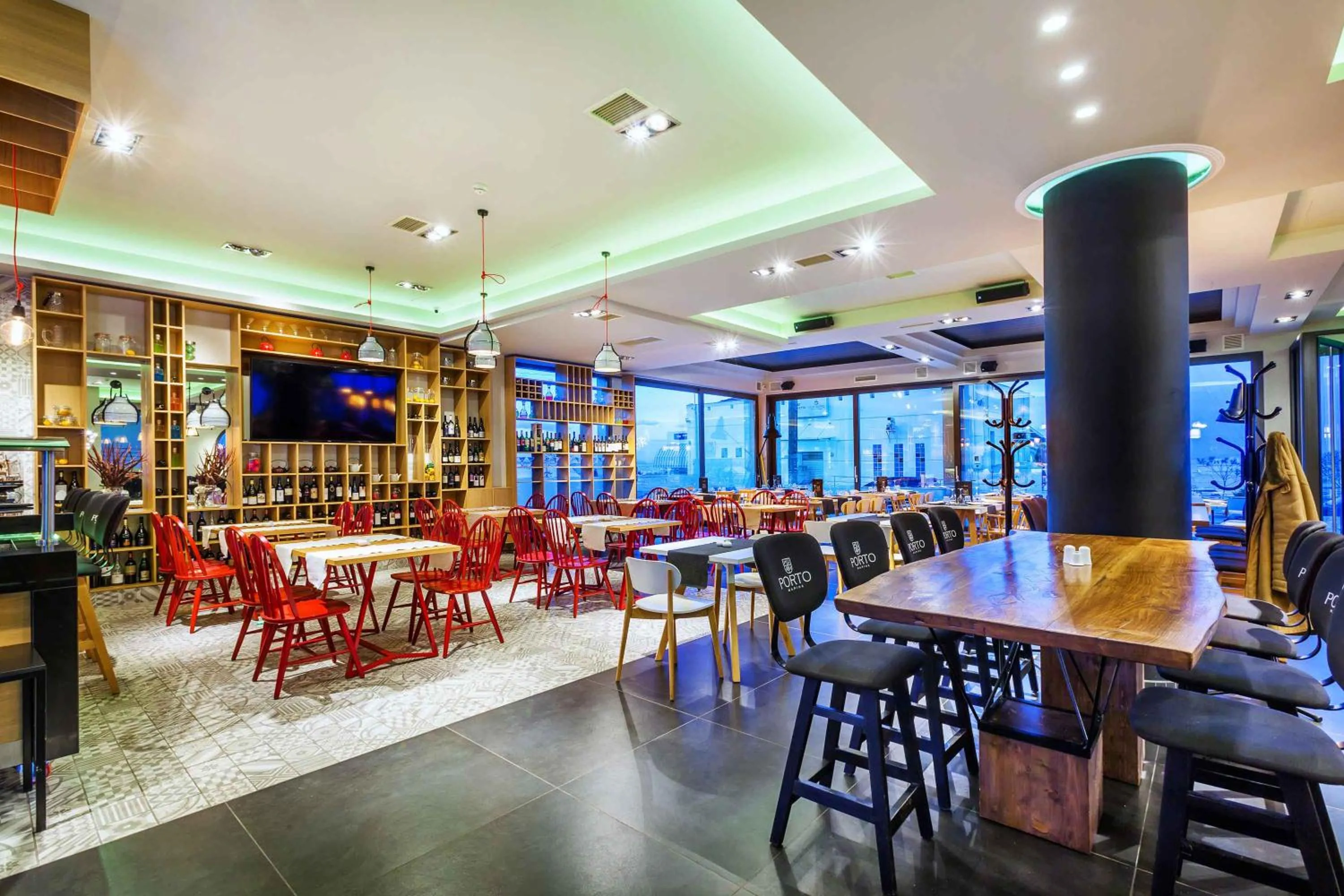 Restaurant/places to eat in Porto Marine Hotel