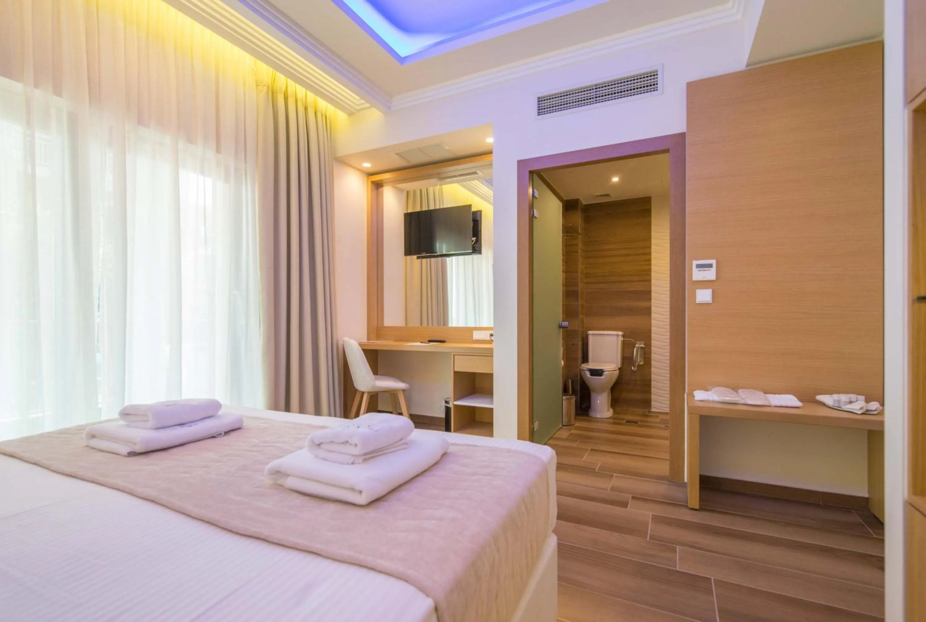 Property building, Bed in Porto Marine Hotel