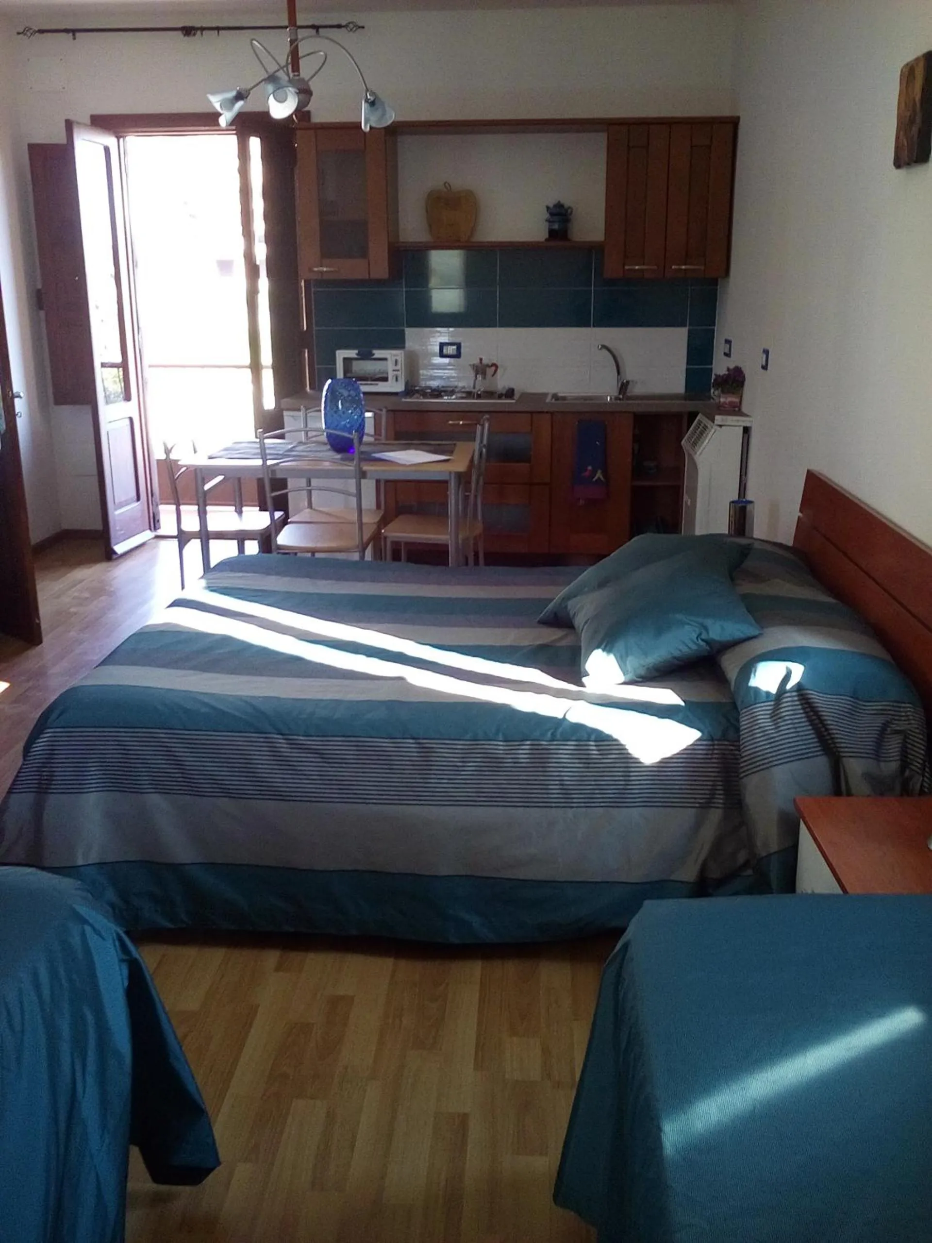 Kitchen or kitchenette, Bed in La Meridiana Bed & Bike