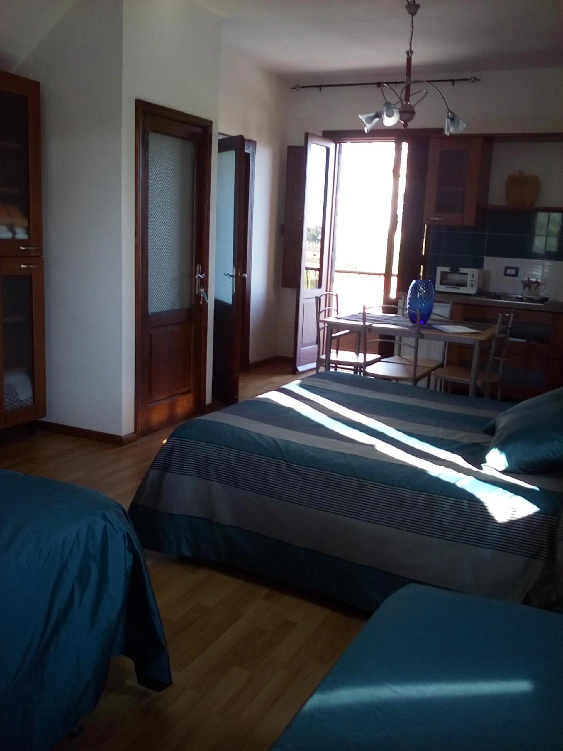 Kitchen or kitchenette, Bed in La Meridiana Bed & Bike
