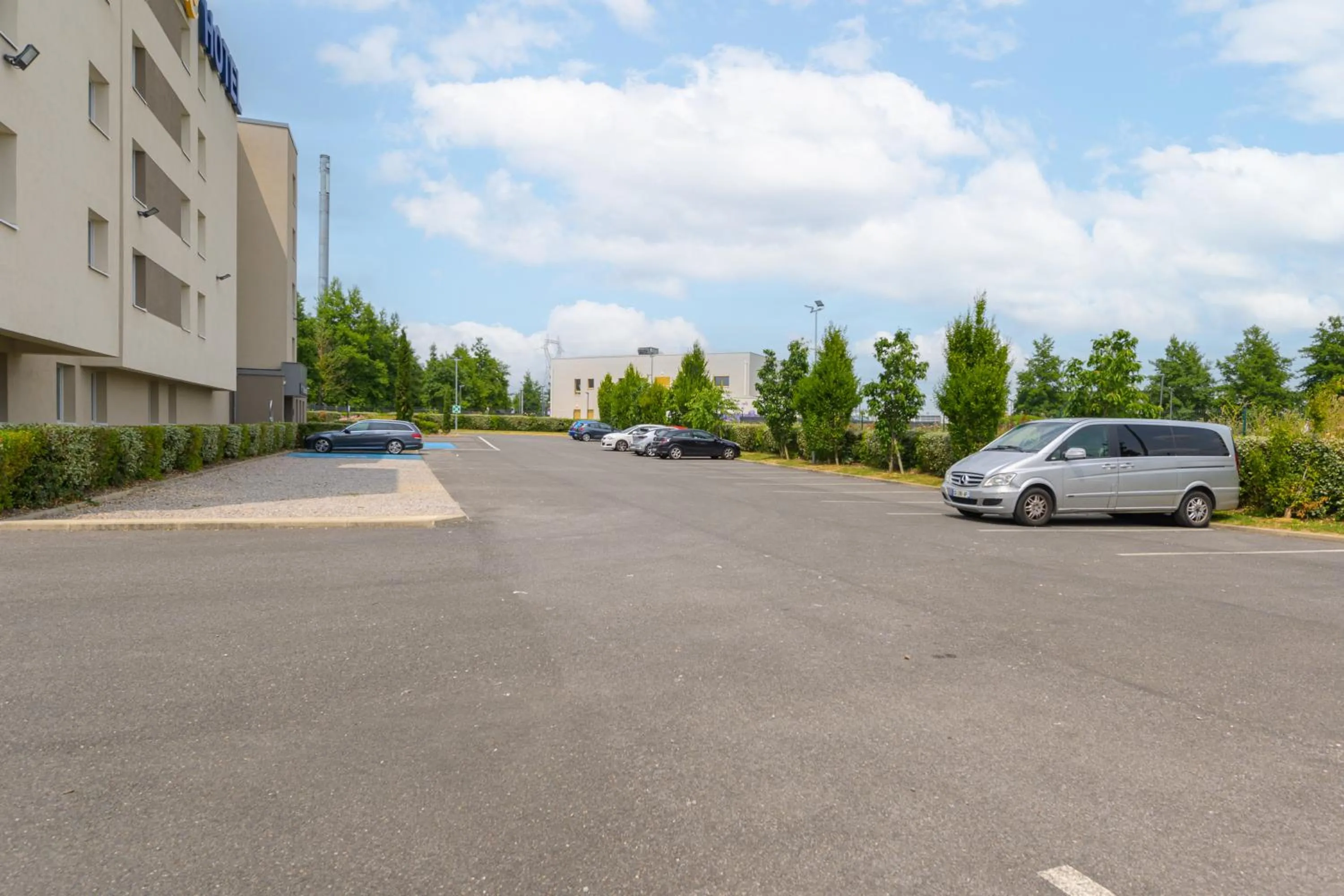 Parking in Ace Hôtel Paris Roissy