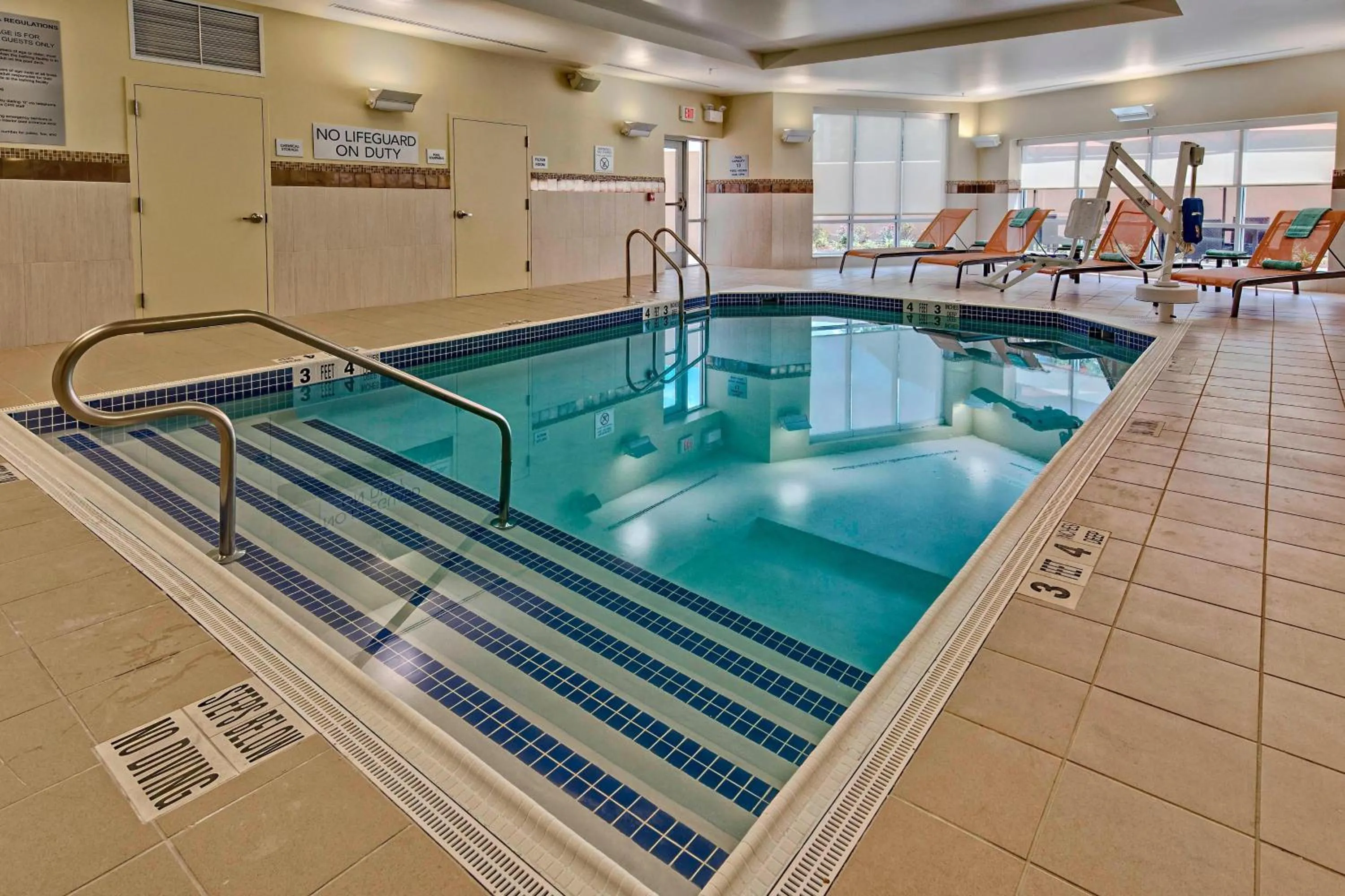 Swimming pool in Courtyard by Marriott Westbury Long Island