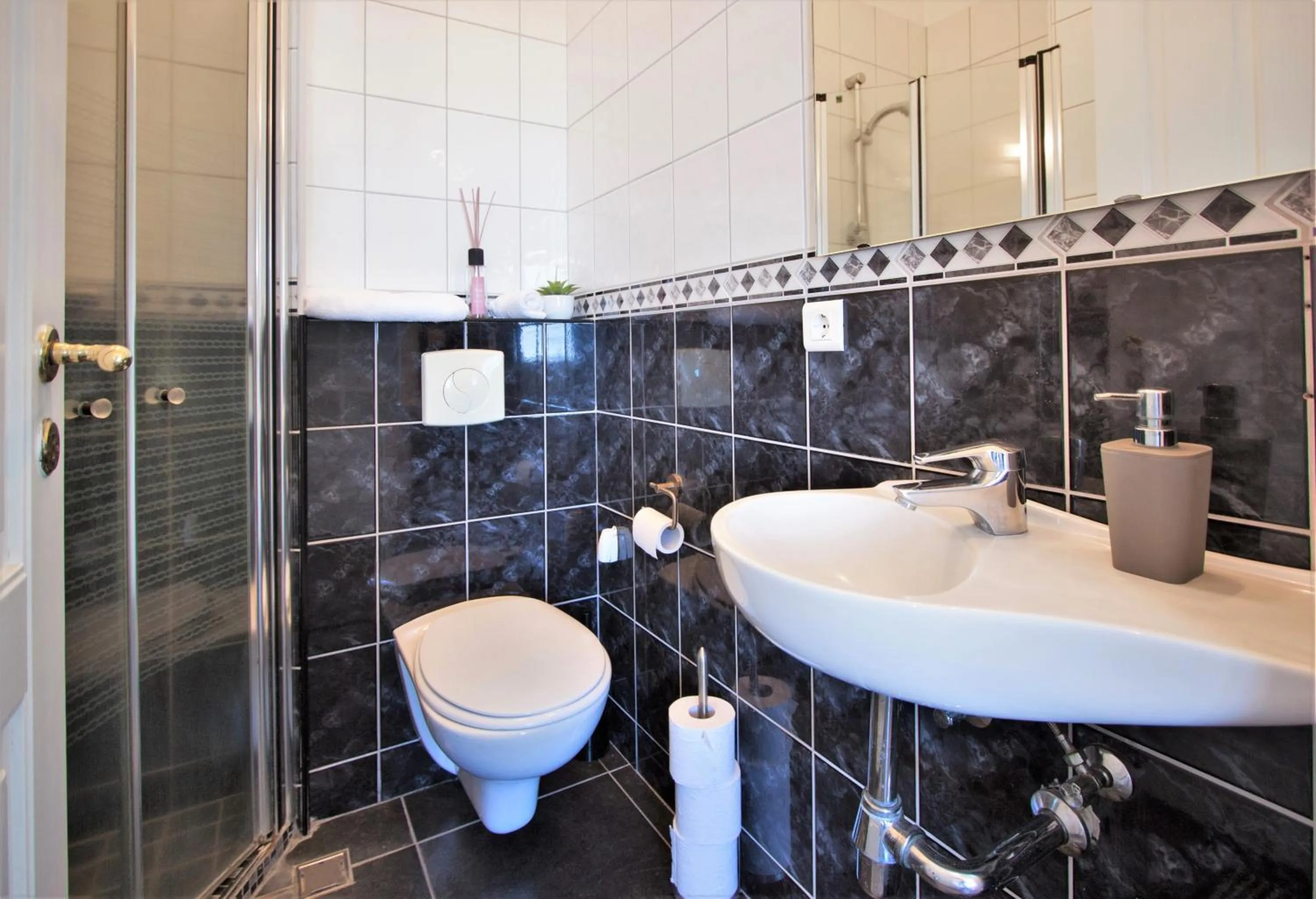 Shower in Odinn Reykjavik Odinsgata Apartments