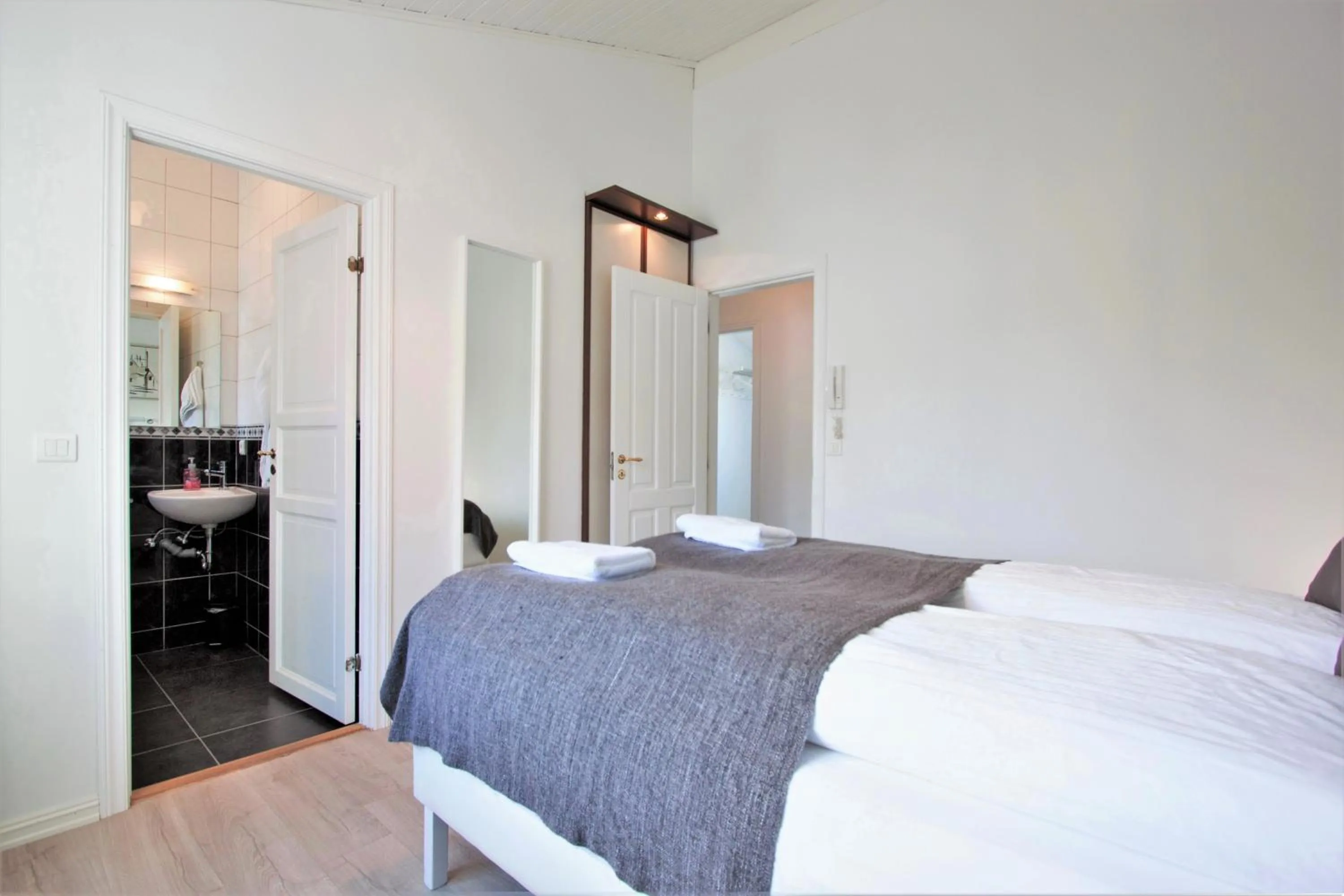 Bathroom, Bed in Odinn Reykjavik Odinsgata Apartments