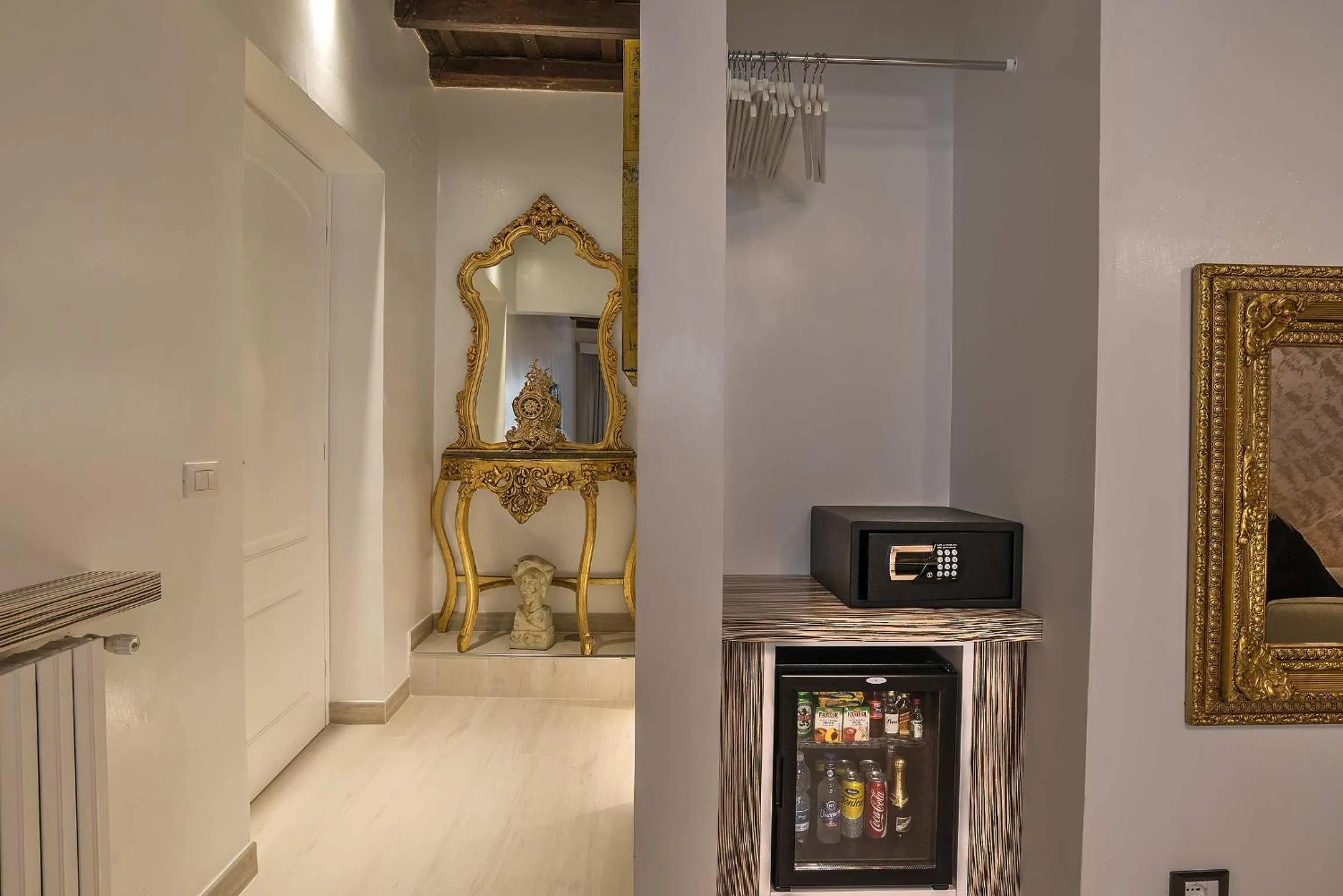 Photo of the whole room in Spagna Luxury'n Trevi