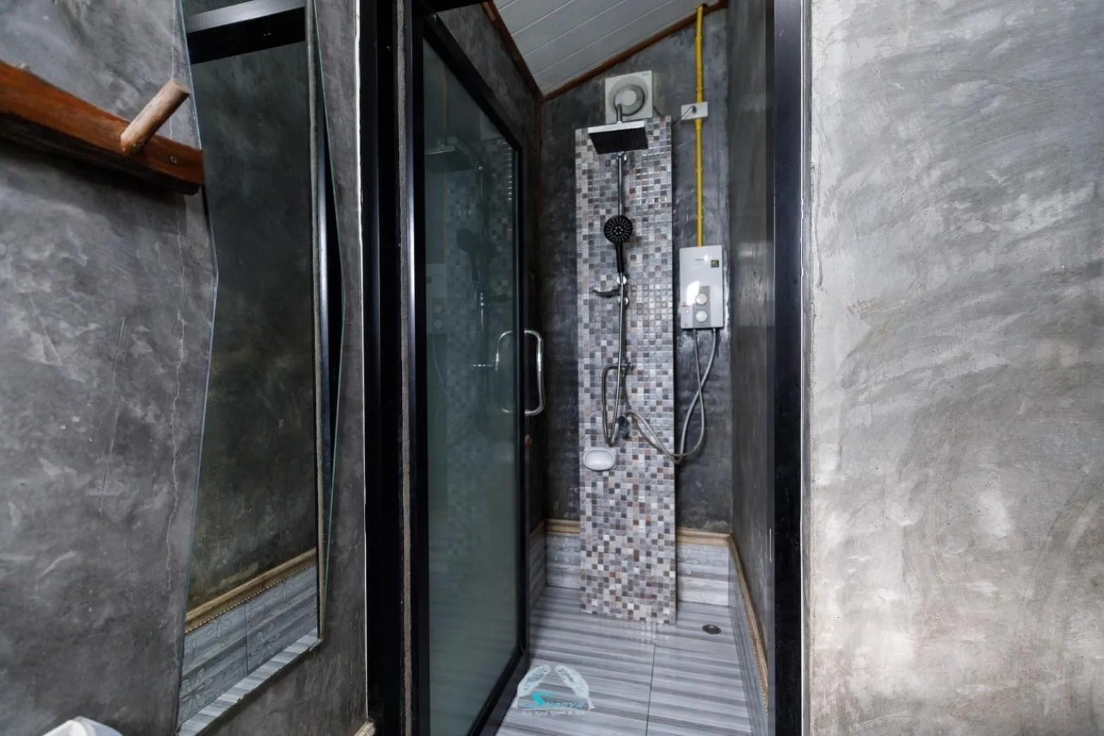 Shower in Suanya Kohkood Resort and Spa
