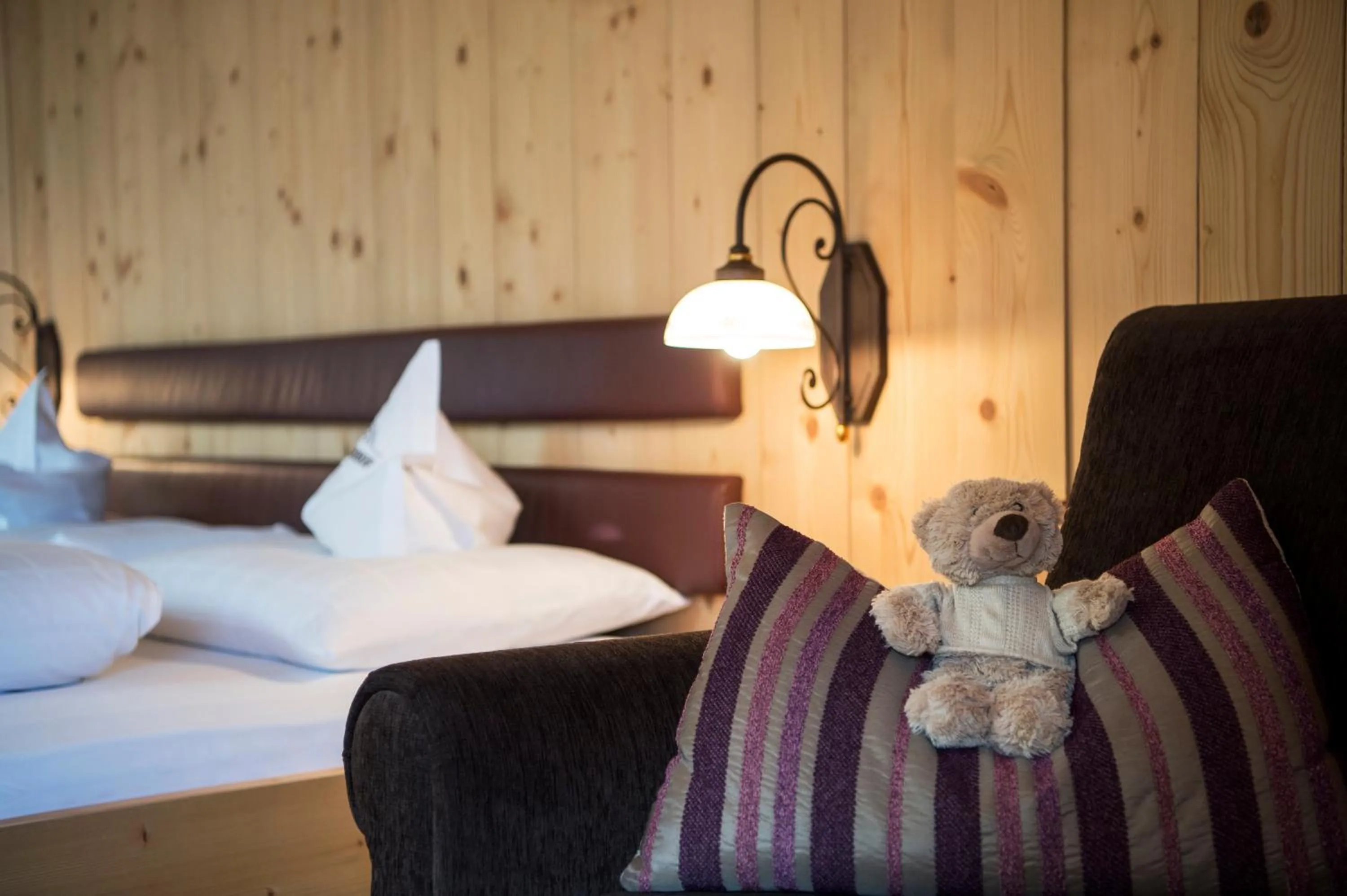 Decorative detail, Bed in Charmehotel Uhrerhof - Deur